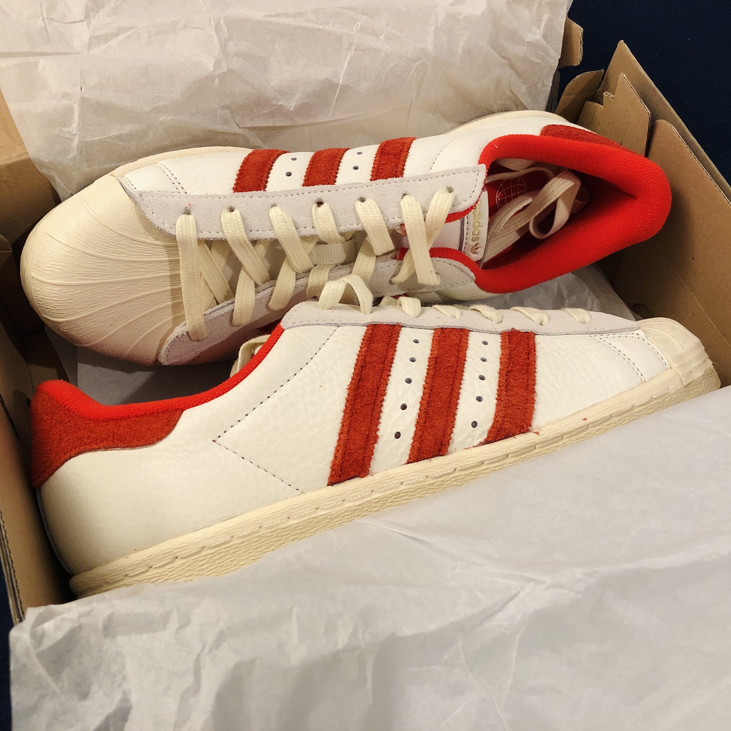 Adidas Superstar 82 Cloud White Vivid Red 착용 스타일 - 1