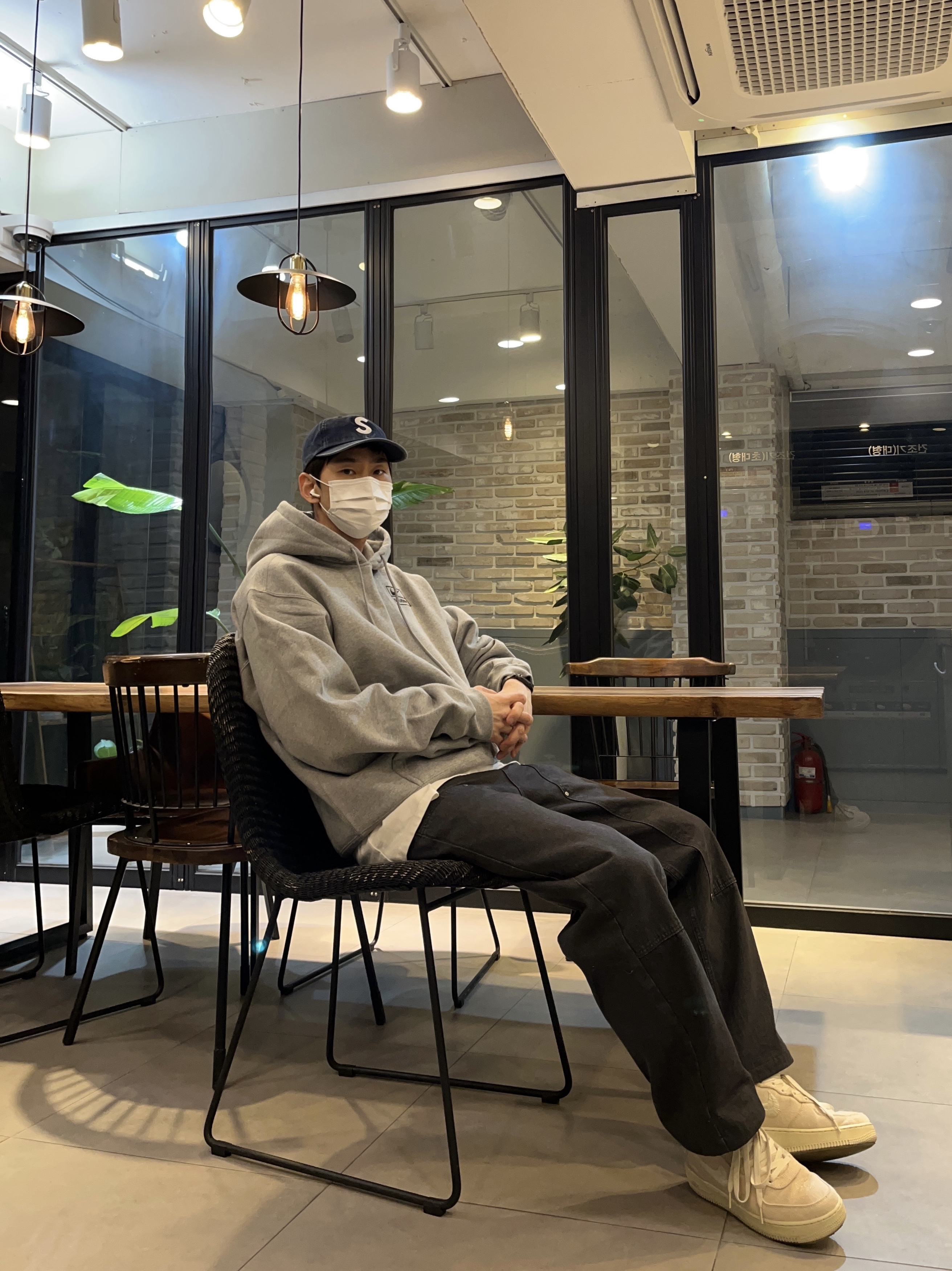 Nike x Stussy NRG RA Pullover Hoodie Dark Grey Heather (DJ9488-063), Nike x Stussy Air Force 1 '07 Mid SP Fossil 착용 스타일