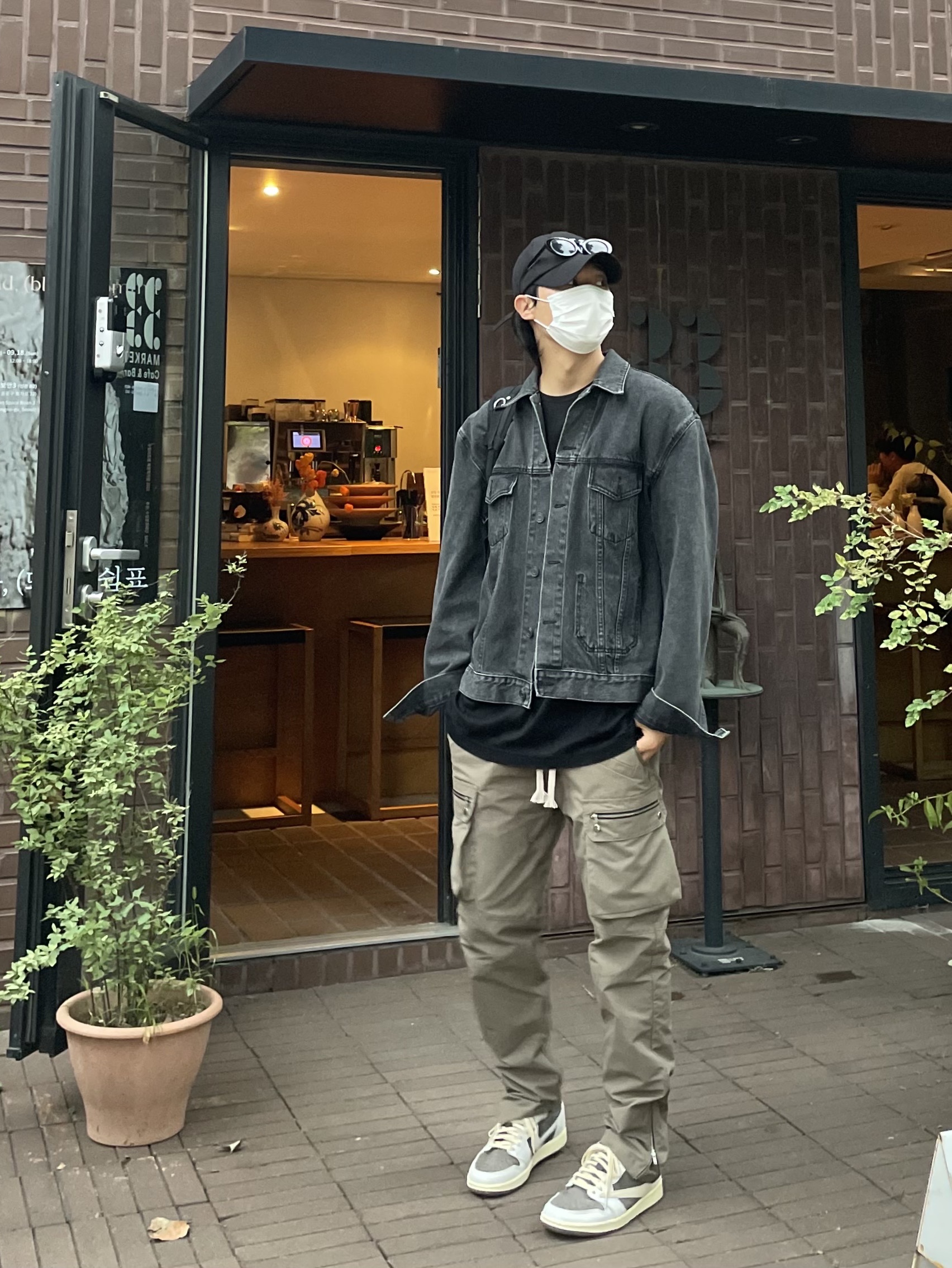 Jordan 1 x Travis Scott Retro Low OG SP Sail and Ridgerock 착용 스타일