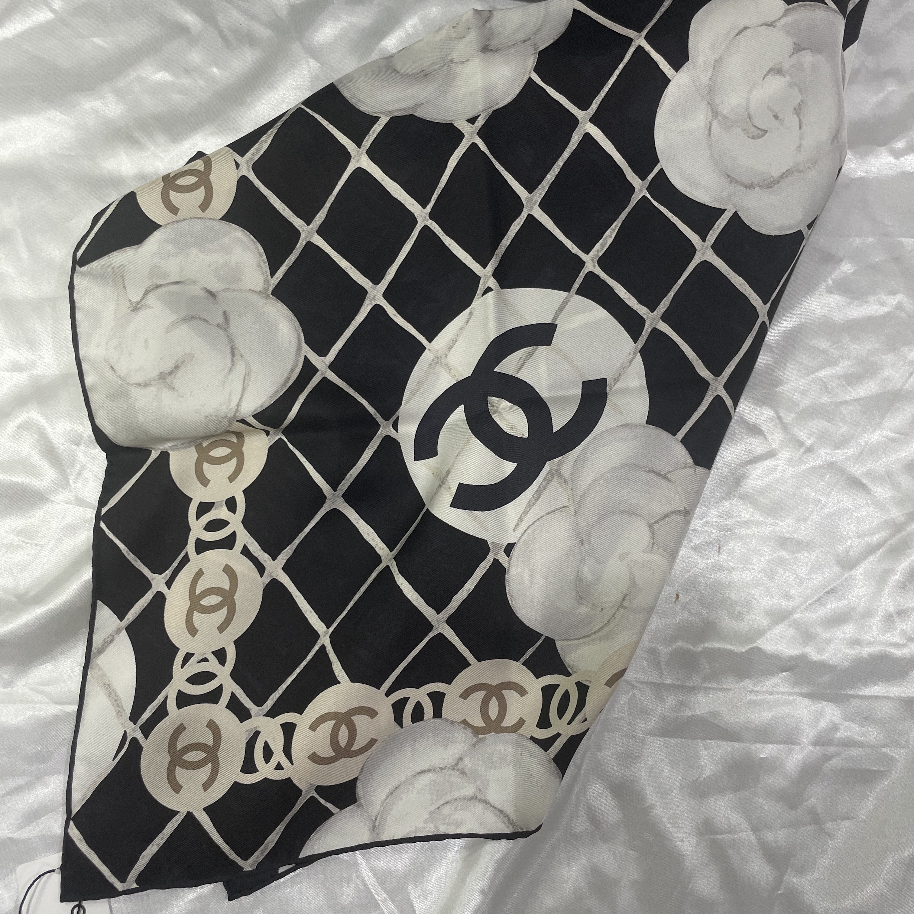 (W) Chanel Square Scarf Silk Twill & Black 착용 스타일