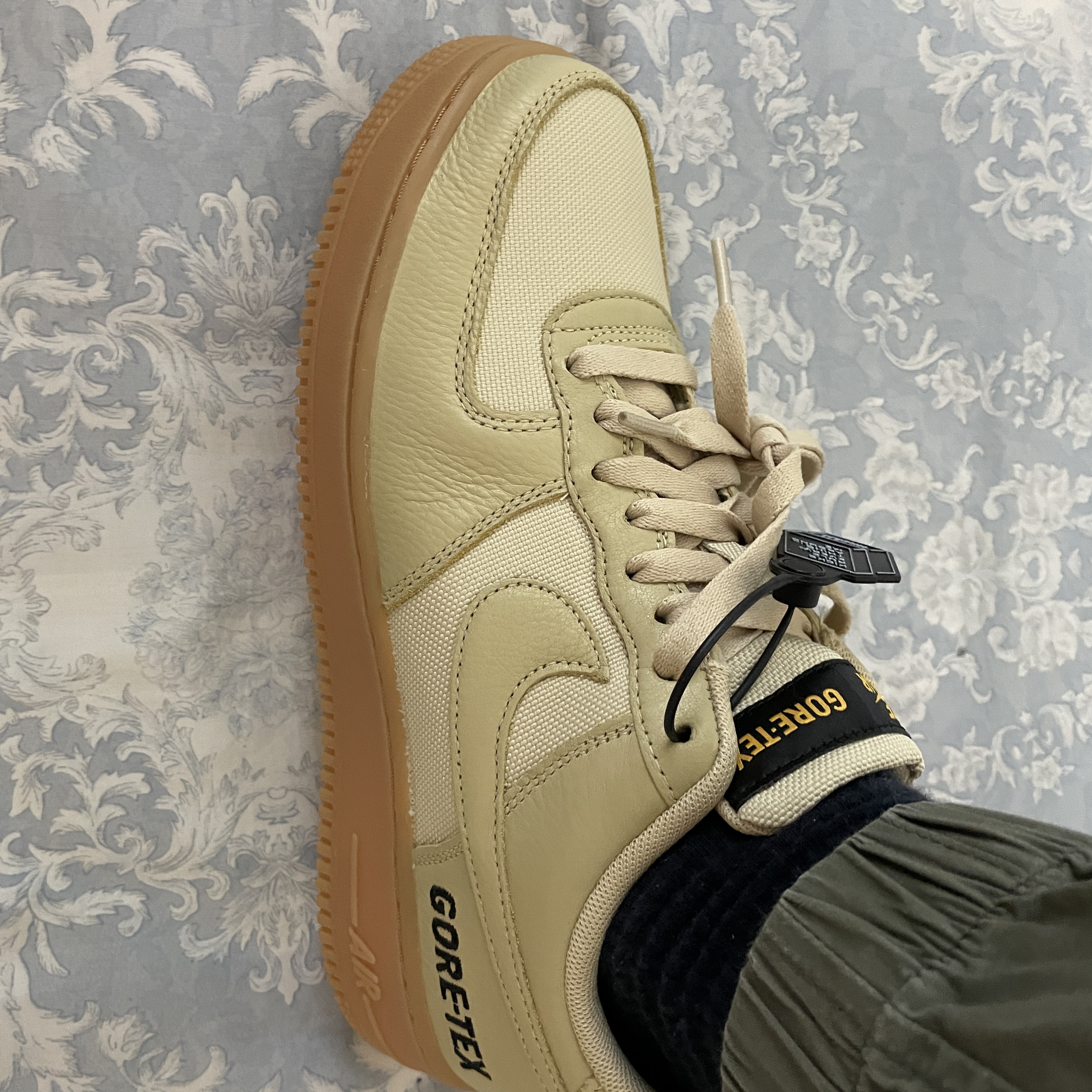 Nike Air Force 1 Low Gore-Tex Team Gold Khaki 착용 스타일 - 1