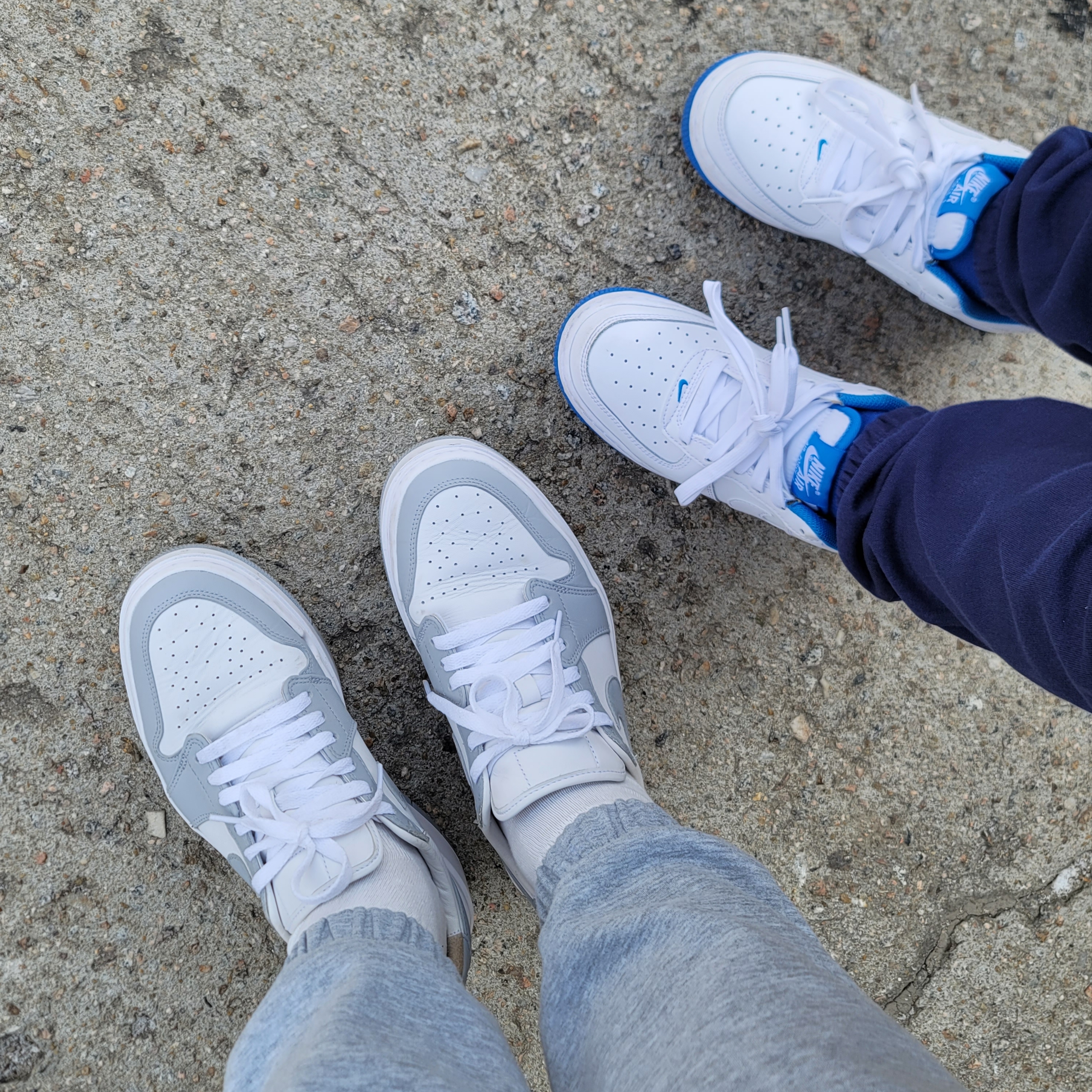 (W) Jordan 1 Elevate Low White and Wolf Grey, (GS) Nike Air Force 1 Essential White Black 착용 스타일