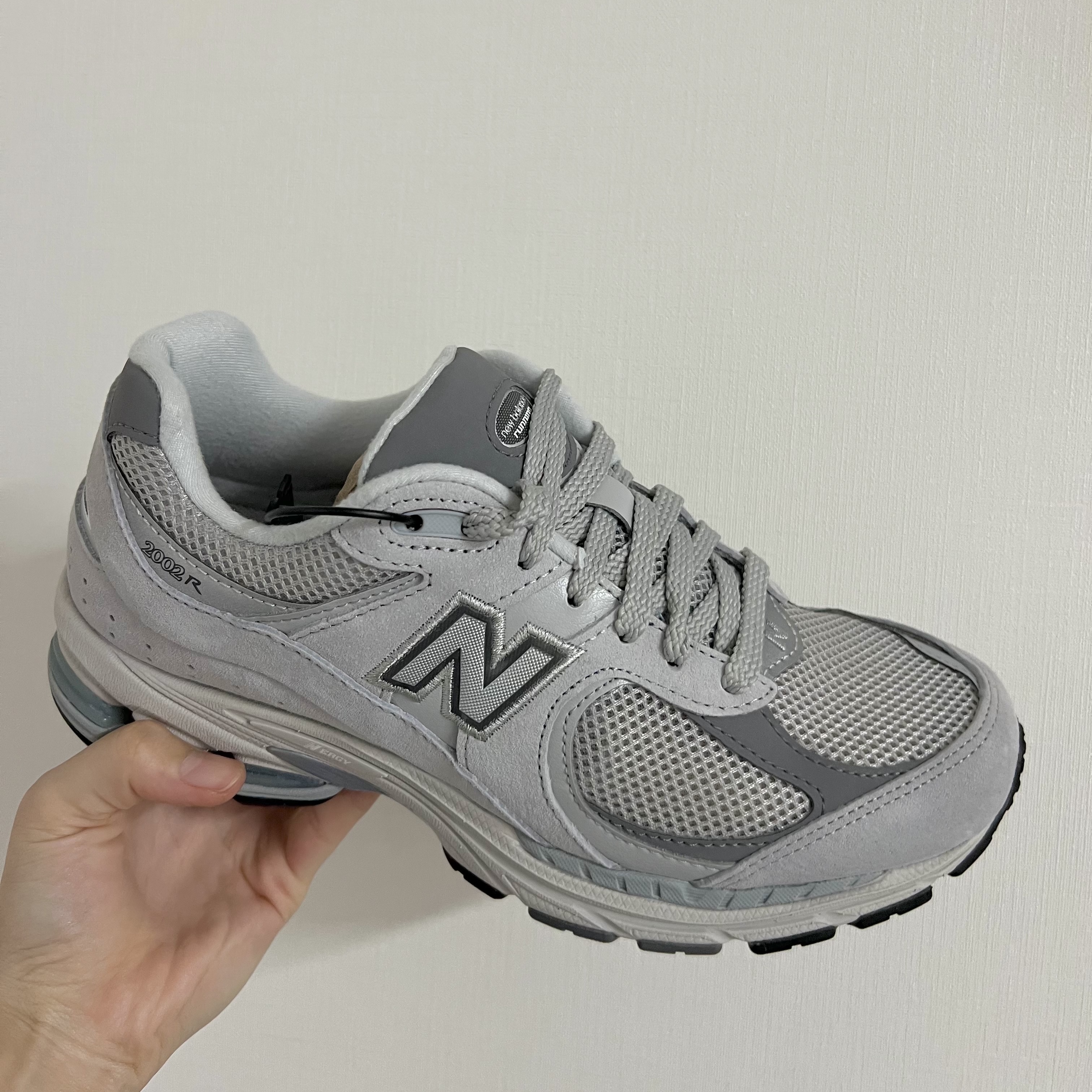 New Balance 2002R T2 Gray 착용 스타일 - 4