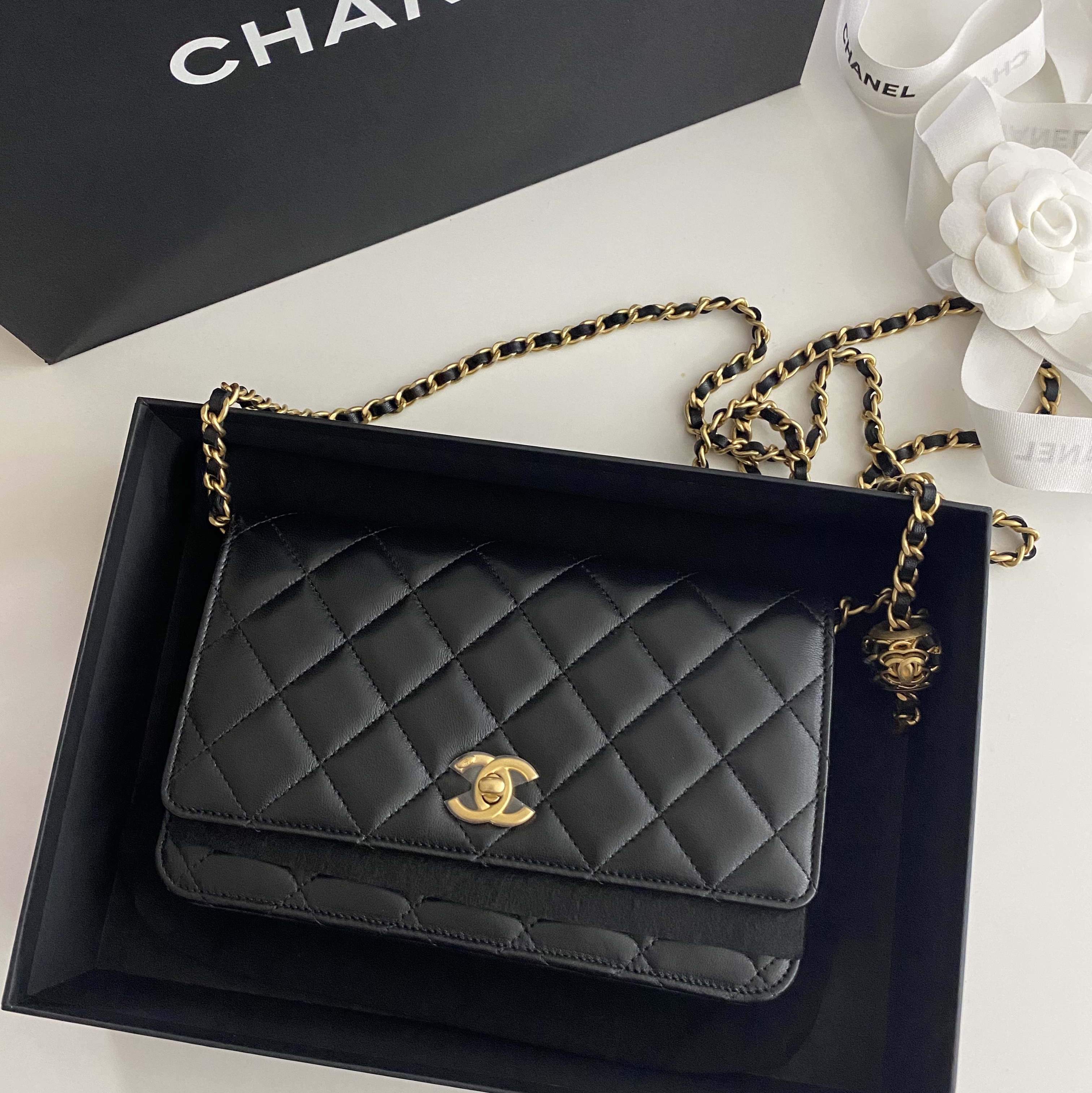 Chanel Wallet On Chain Lambskin & Gold Black 착용 스타일