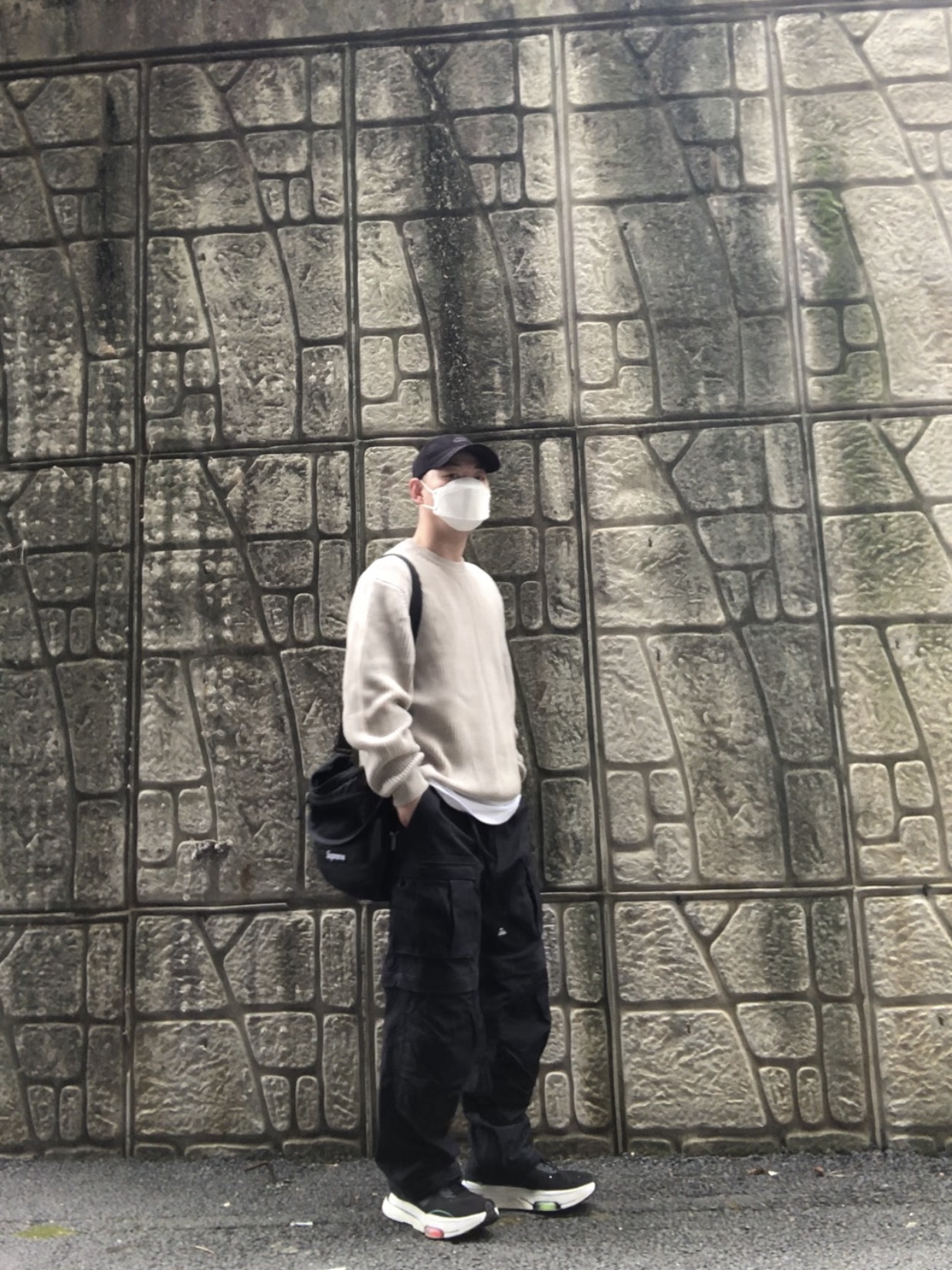 Nike Heritage 86 Corduroy Cap Black, Supreme Small Messenger Bag Black - 22SS 착용 스타일 - 1
