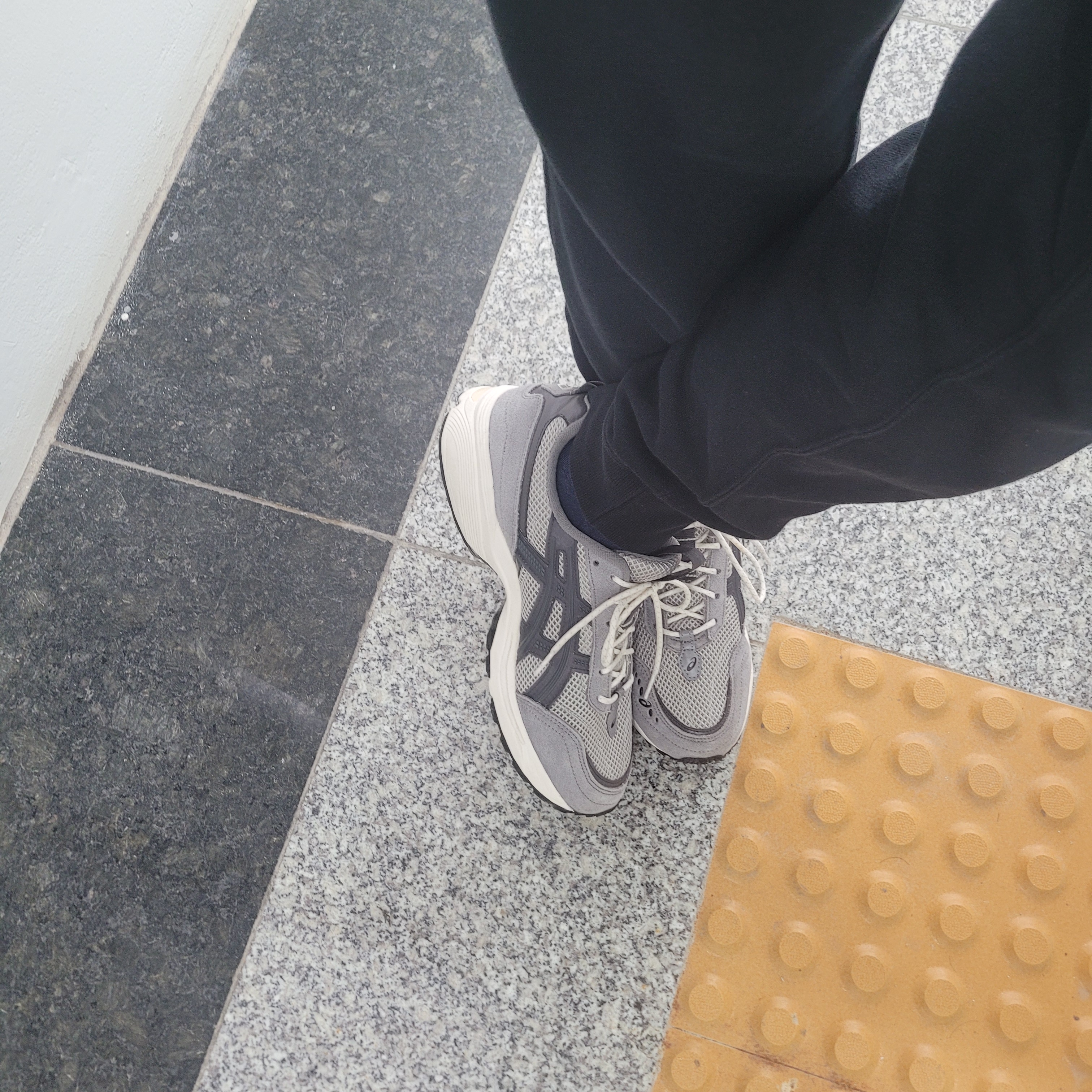 Asics Gel-1090 V2 Oyster Grey 착용 스타일 - 3