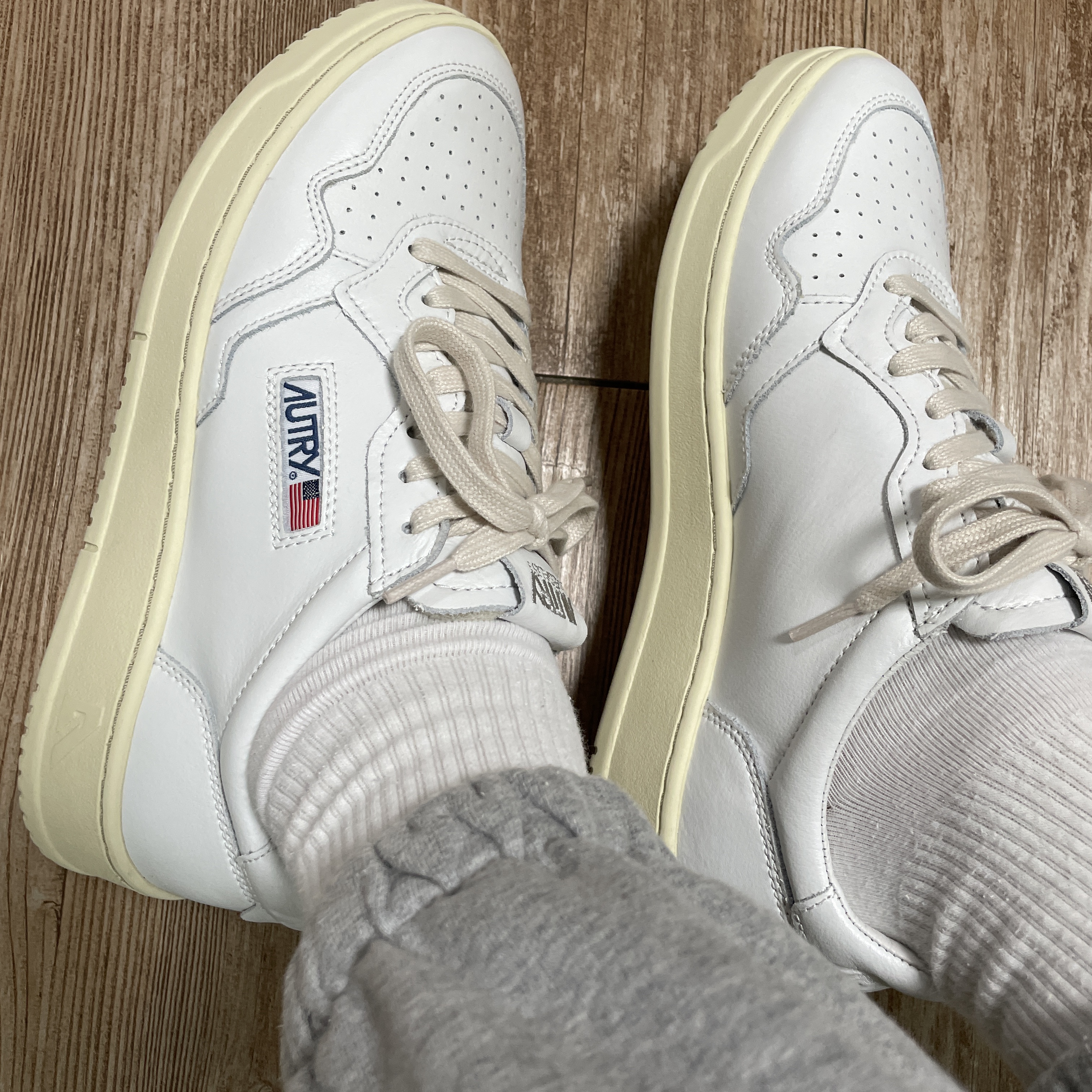 Autry Medalist Low Leather Sneakers White 착용 스타일 - 1