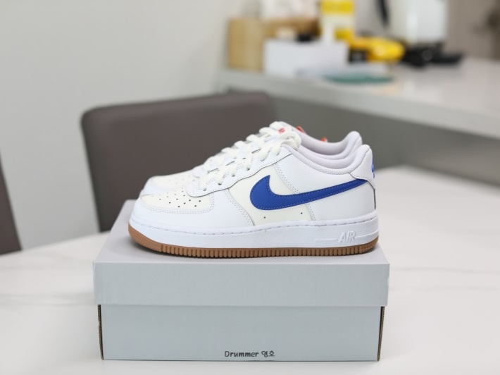(GS) Nike Air Force 1 White Game Royal 착용 스타일 - 1
