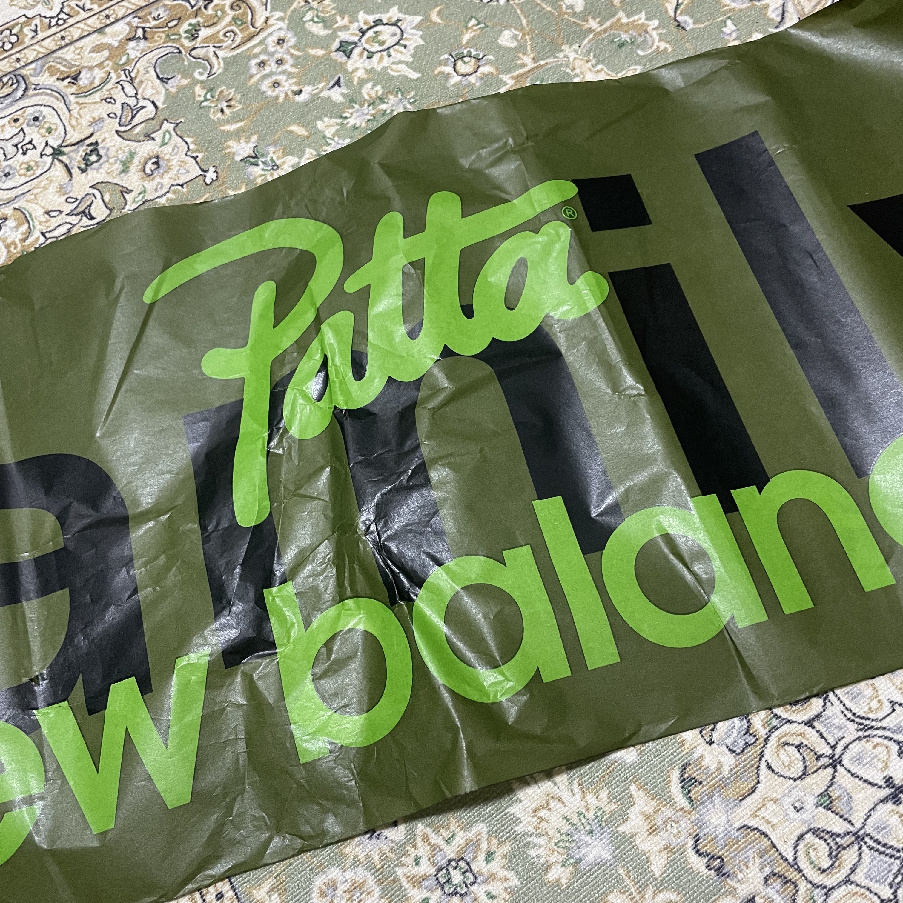 New Balance x Patta 990v3 Made in USA Olive 착용 스타일 - 3
