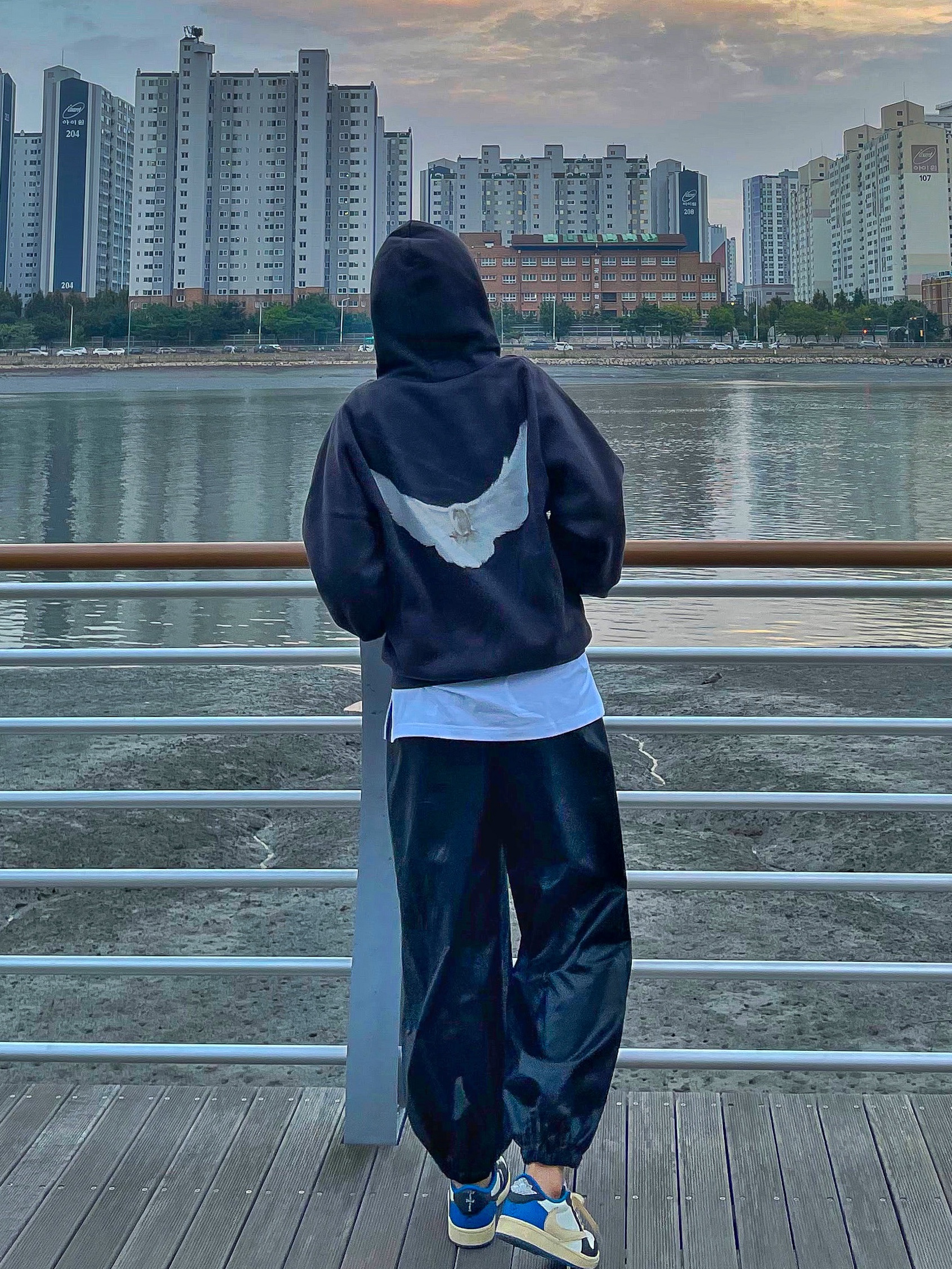 Yeezy Gap Engineered By Balenciaga Dove Shrunken Hoodie Black, Yeezy Gap Engineered By Balenciaga Flame Cap Black 착용 스타일 - 3