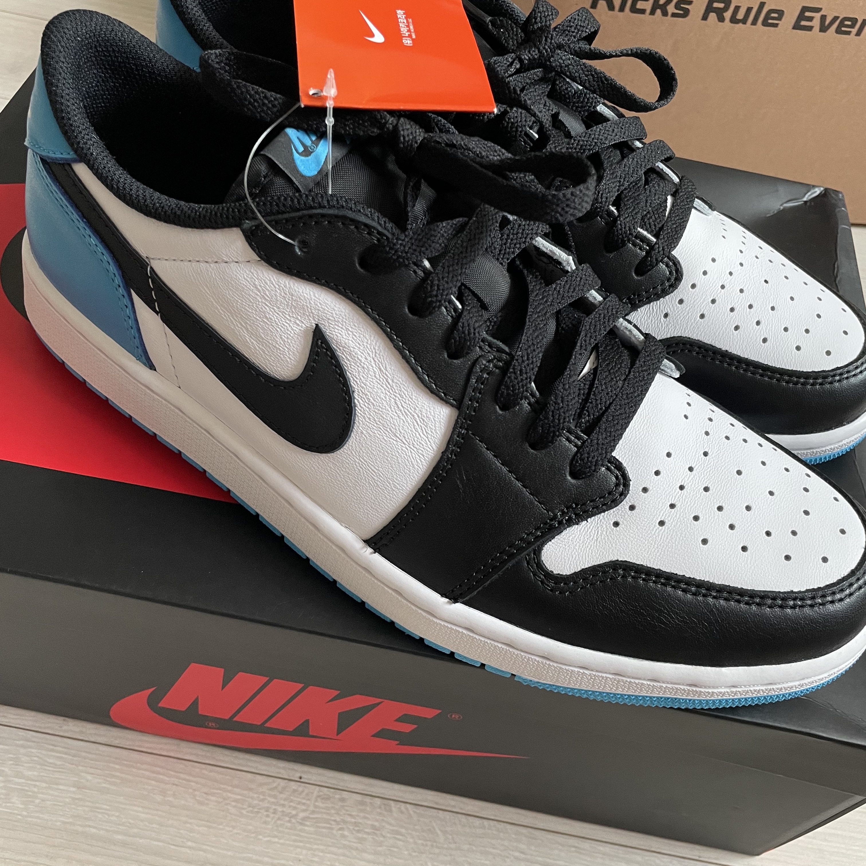 Jordan 1 Retro Low OG Black and Dark Powder Blue 착용 스타일 - 2