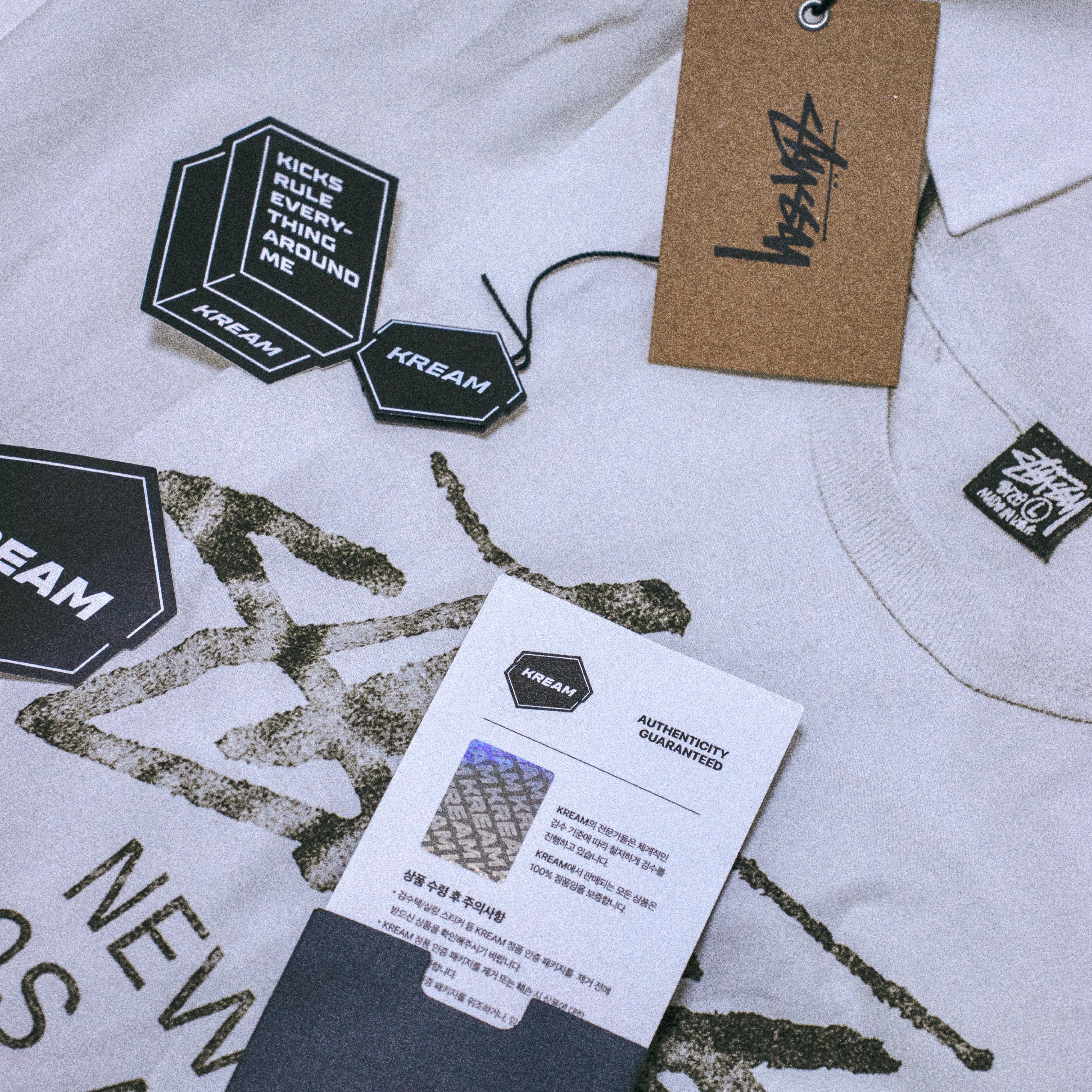 Stussy World Tour Shirt White 착용 스타일 - 3
