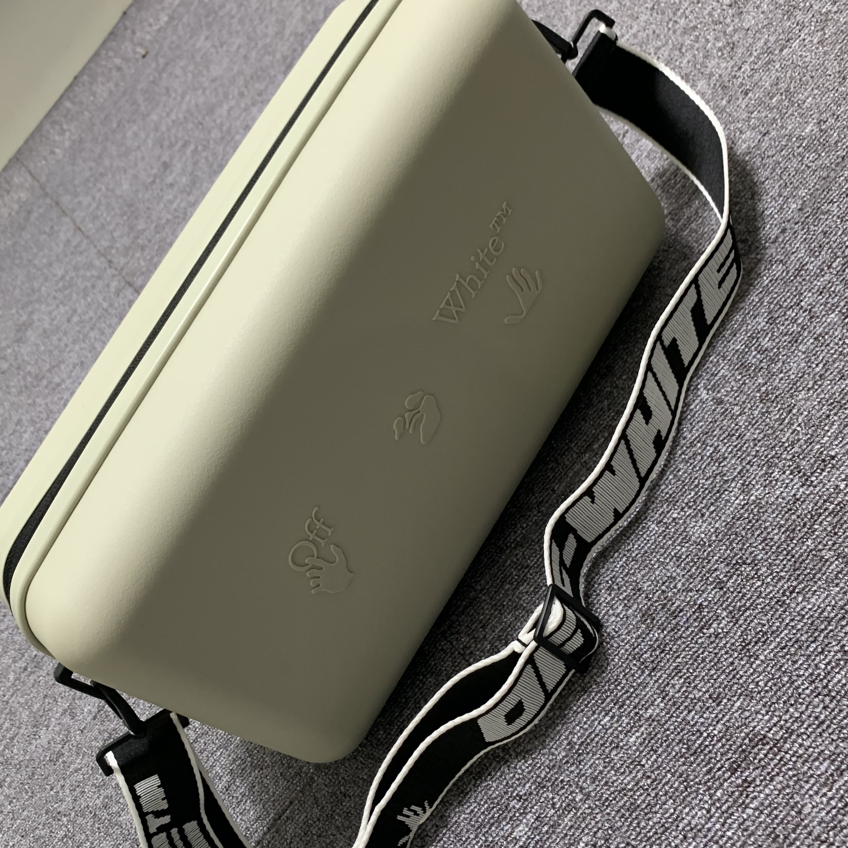 Off-White x Amore Pacific Protection Box (Without Cosmetics) 착용 스타일 - 3