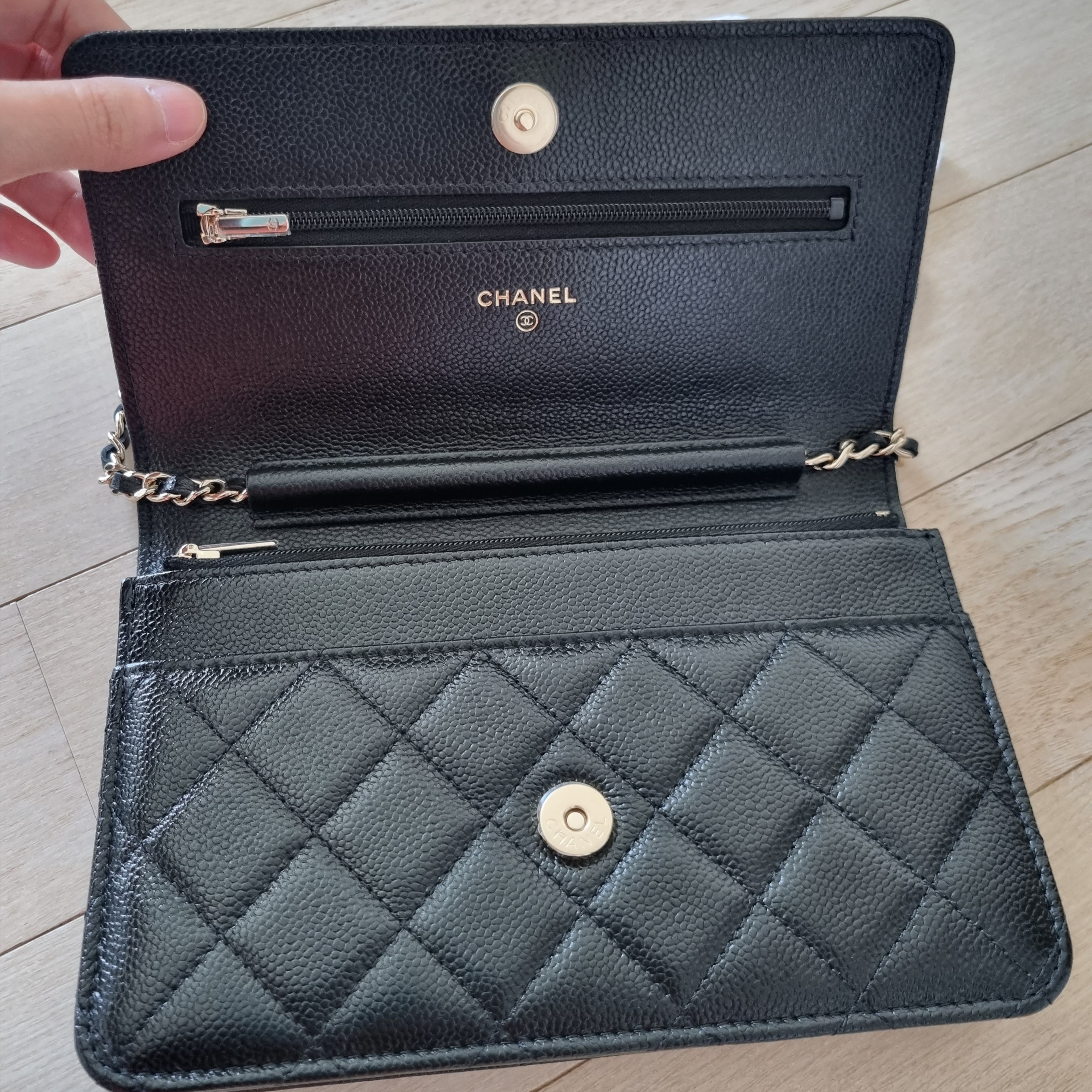 Chanel Wallet On Chain Grained Calfskin & Gold Black 착용 스타일 - 3