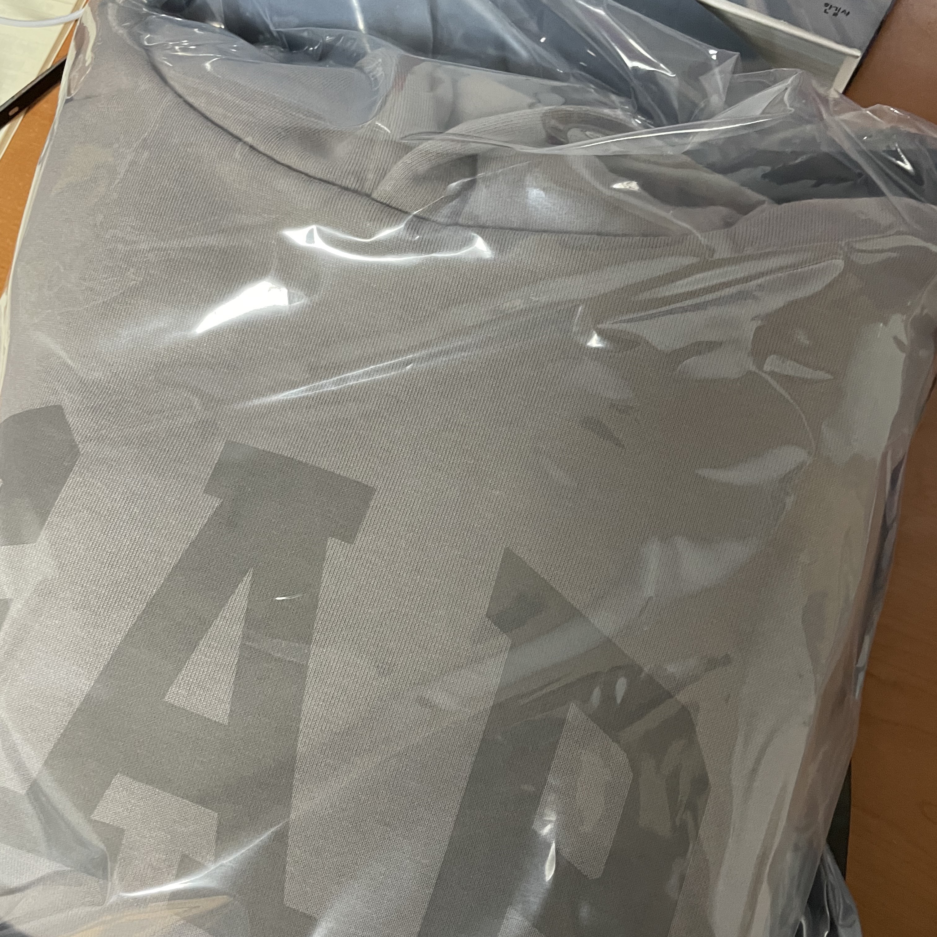 Yeezy Gap Engineered By Balenciaga Dove Shrunken Hoodie Gray 착용 스타일 - 1