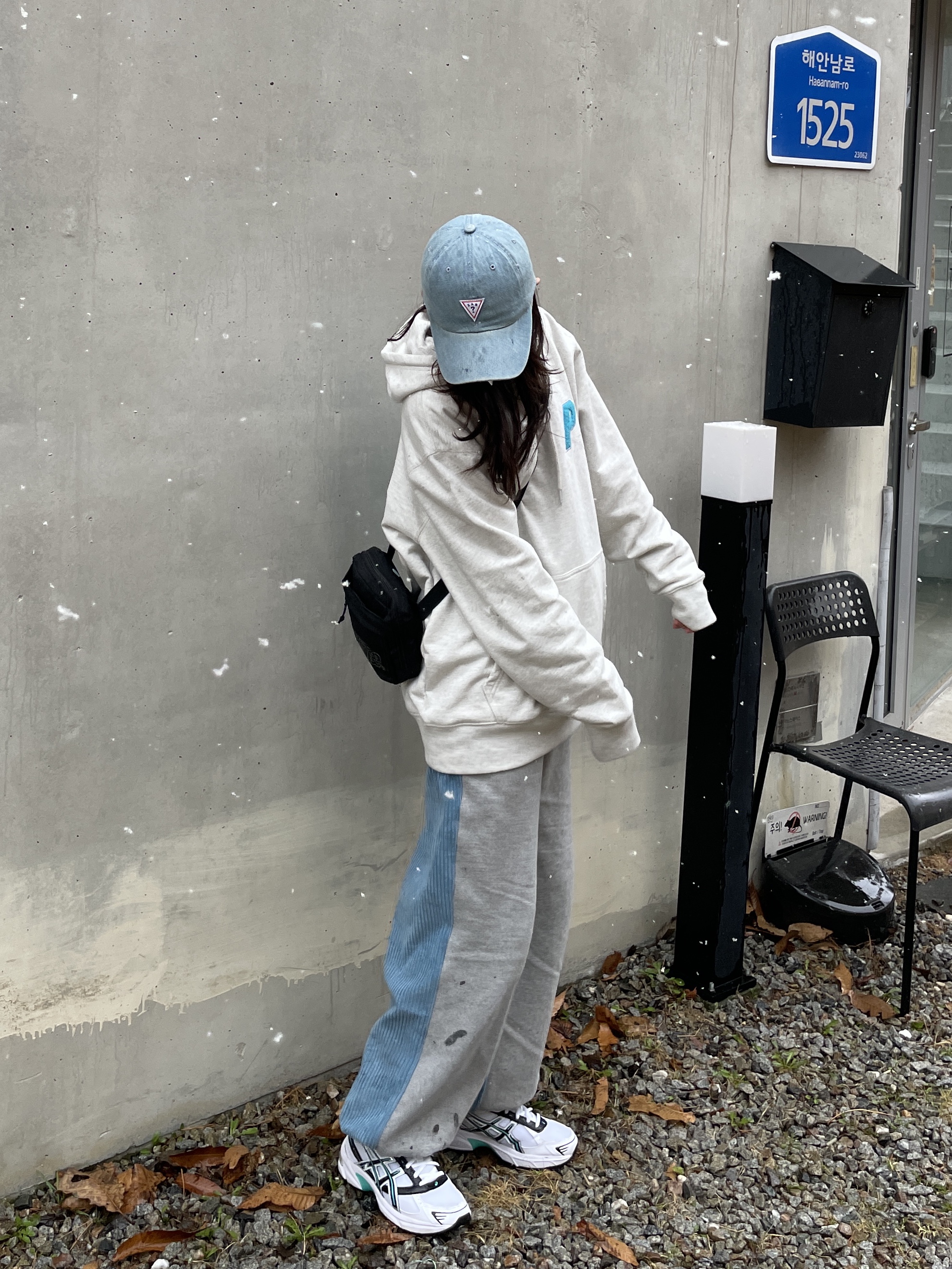 Palace Tri-Chenille Hood Light Grey Marl - 21FW, Supreme Shoulder Bag Black - 18FW 착용 스타일 - 1