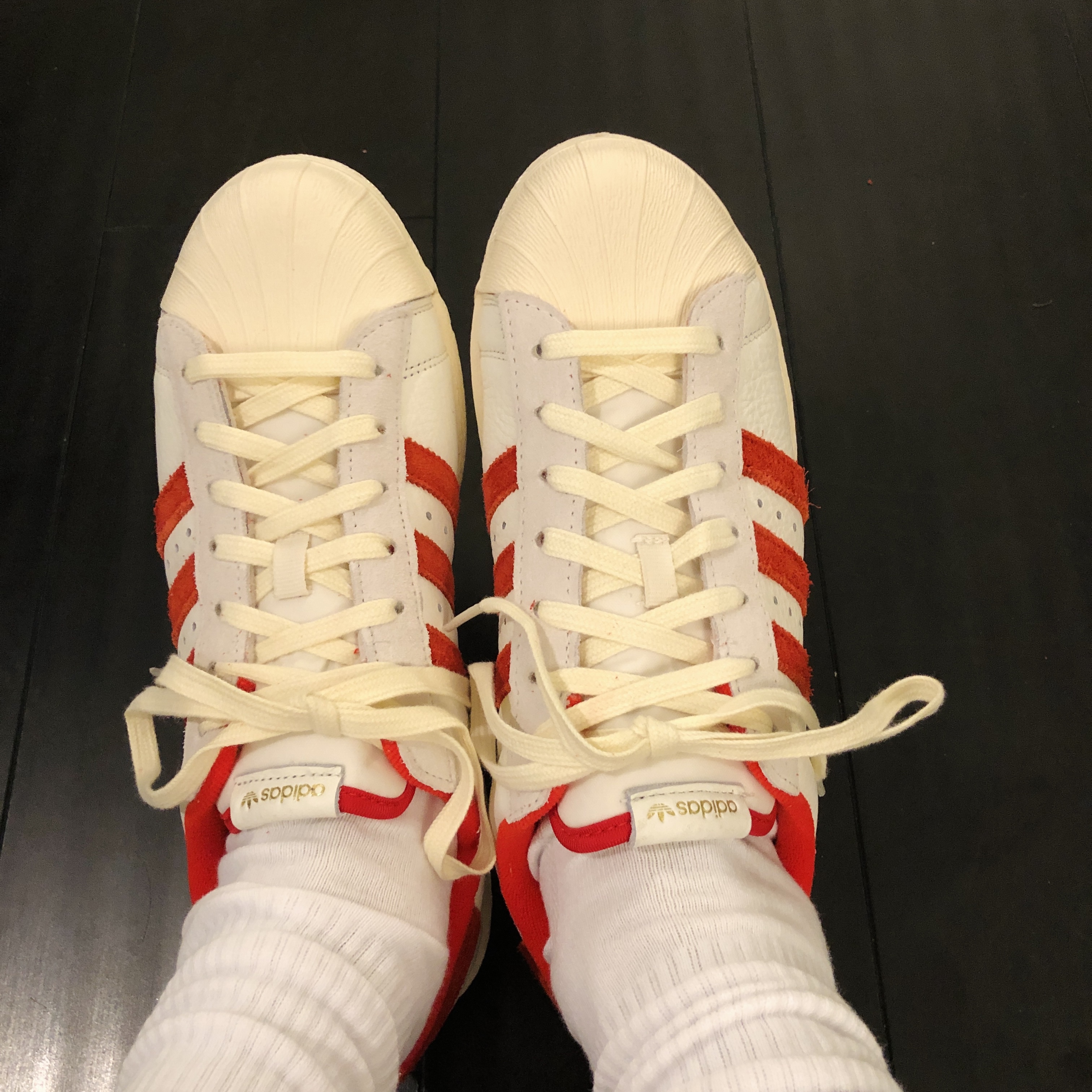 Adidas Superstar 82 Cloud White Vivid Red 착용 스타일 - 2