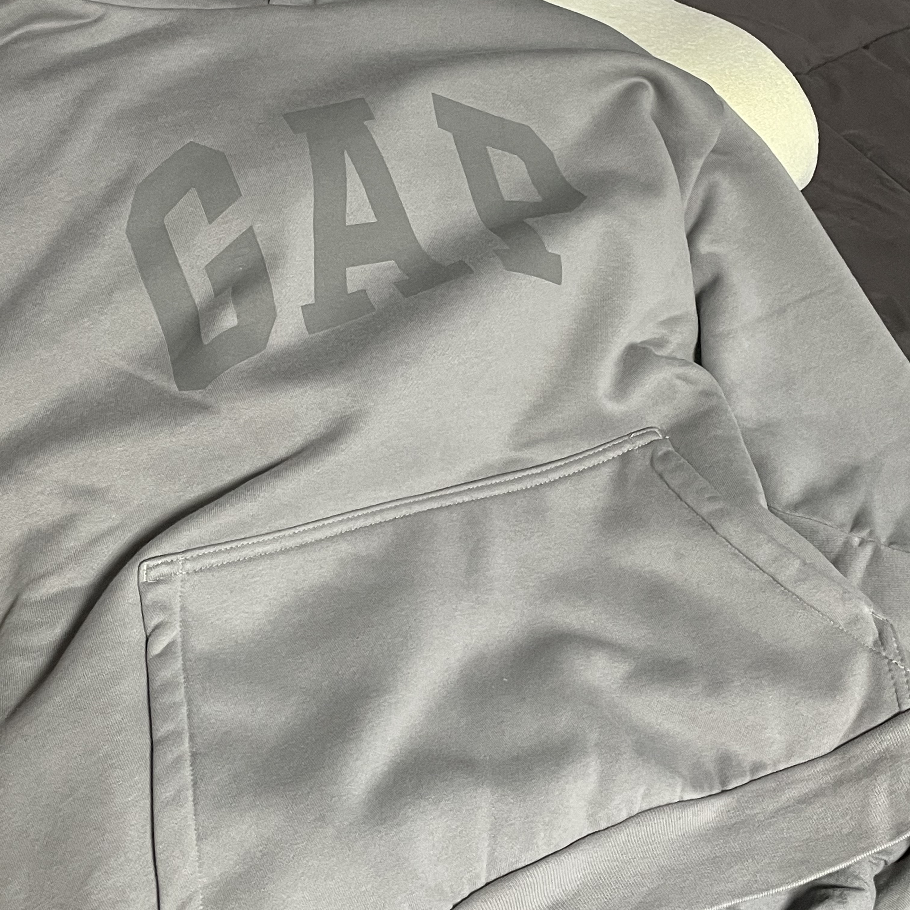 Yeezy Gap Engineered By Balenciaga Dove Shrunken Hoodie Gray 착용 스타일 - 2