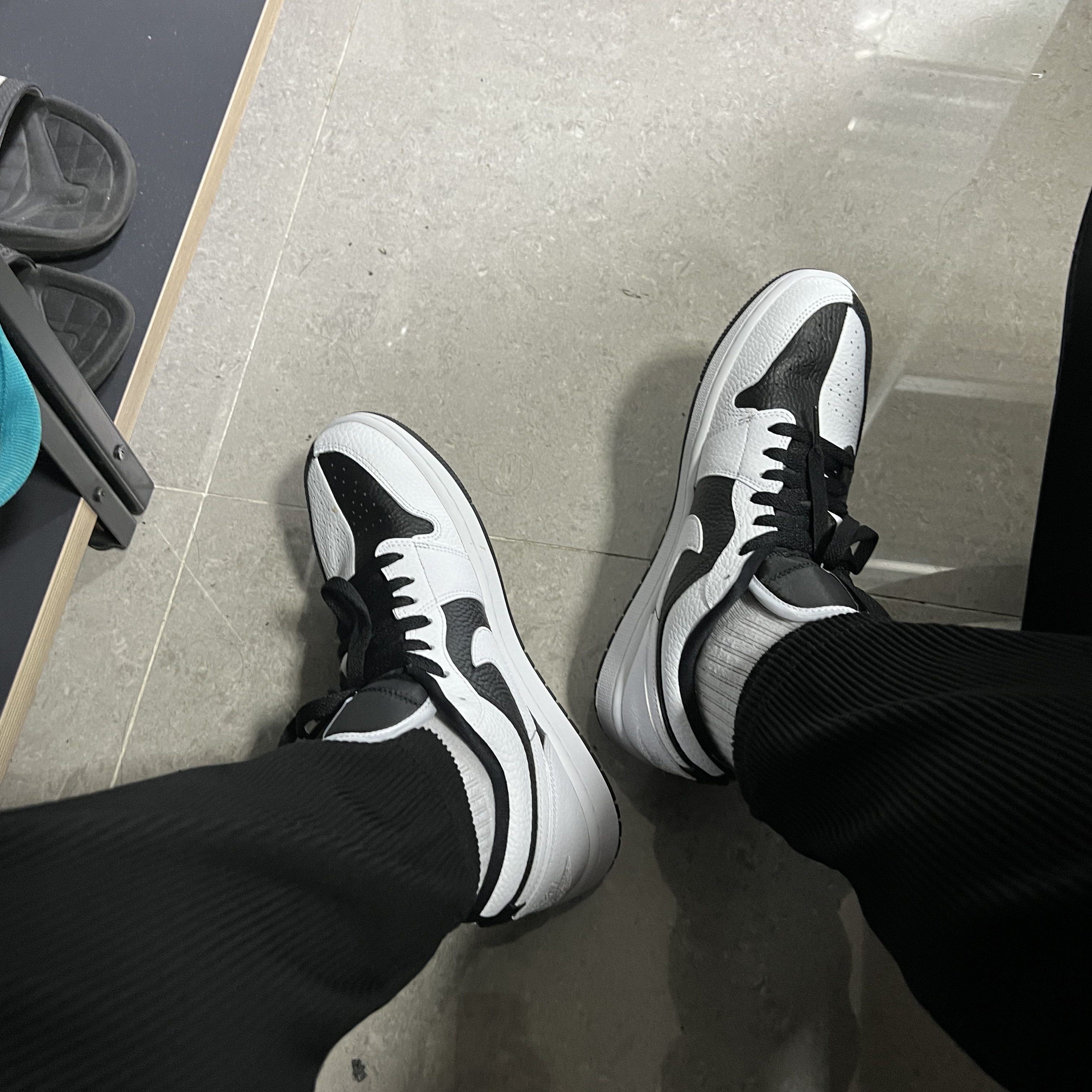 (W) Jordan 1 Low SE Black White 착용 스타일 - 3