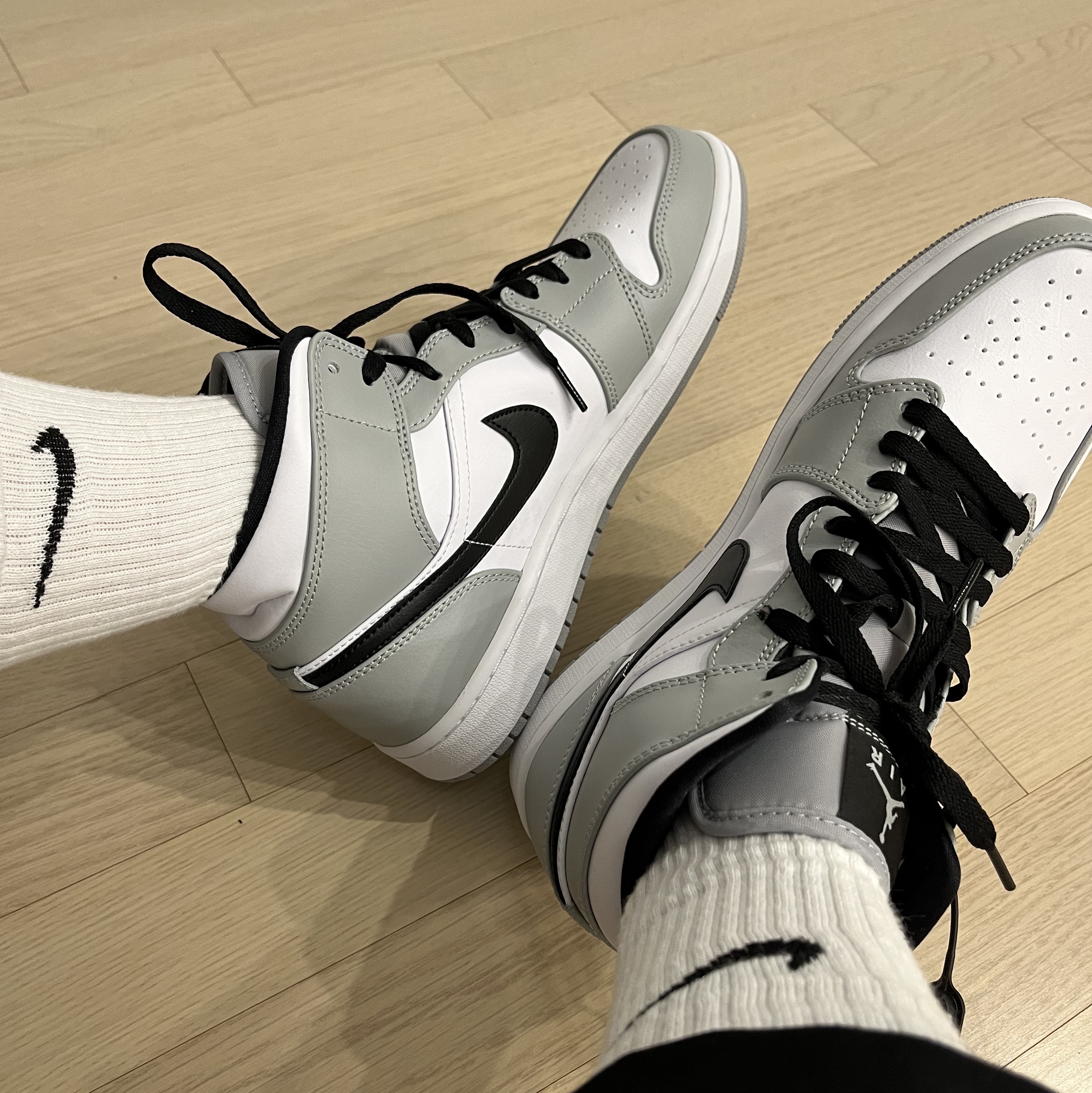 Jordan 1 Mid Light Smoke Grey 착용 스타일 - 3