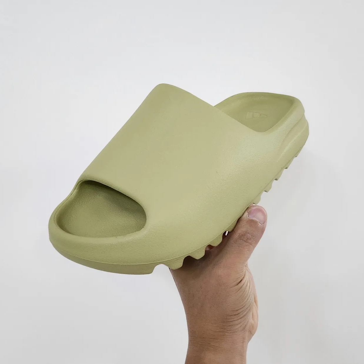 Adidas Yeezy Slide Resin 2022 착용 스타일 - 1