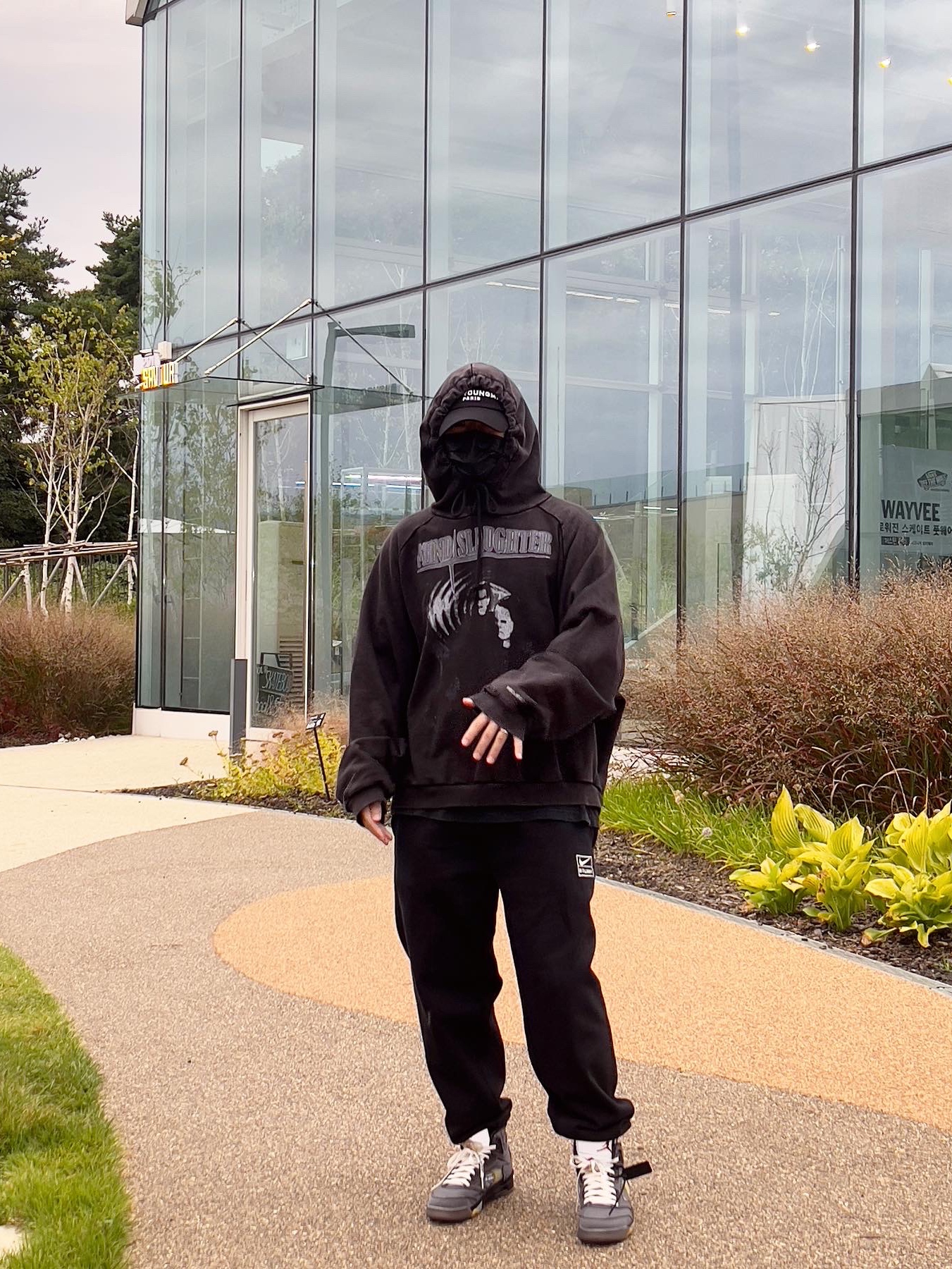 Wooyoungmi White Embroidered Logo Ball Cap Black, Nike x Stussy NRG RA Washed Fleece Pants Black (DN4030-010) 착용 스타일 - 2