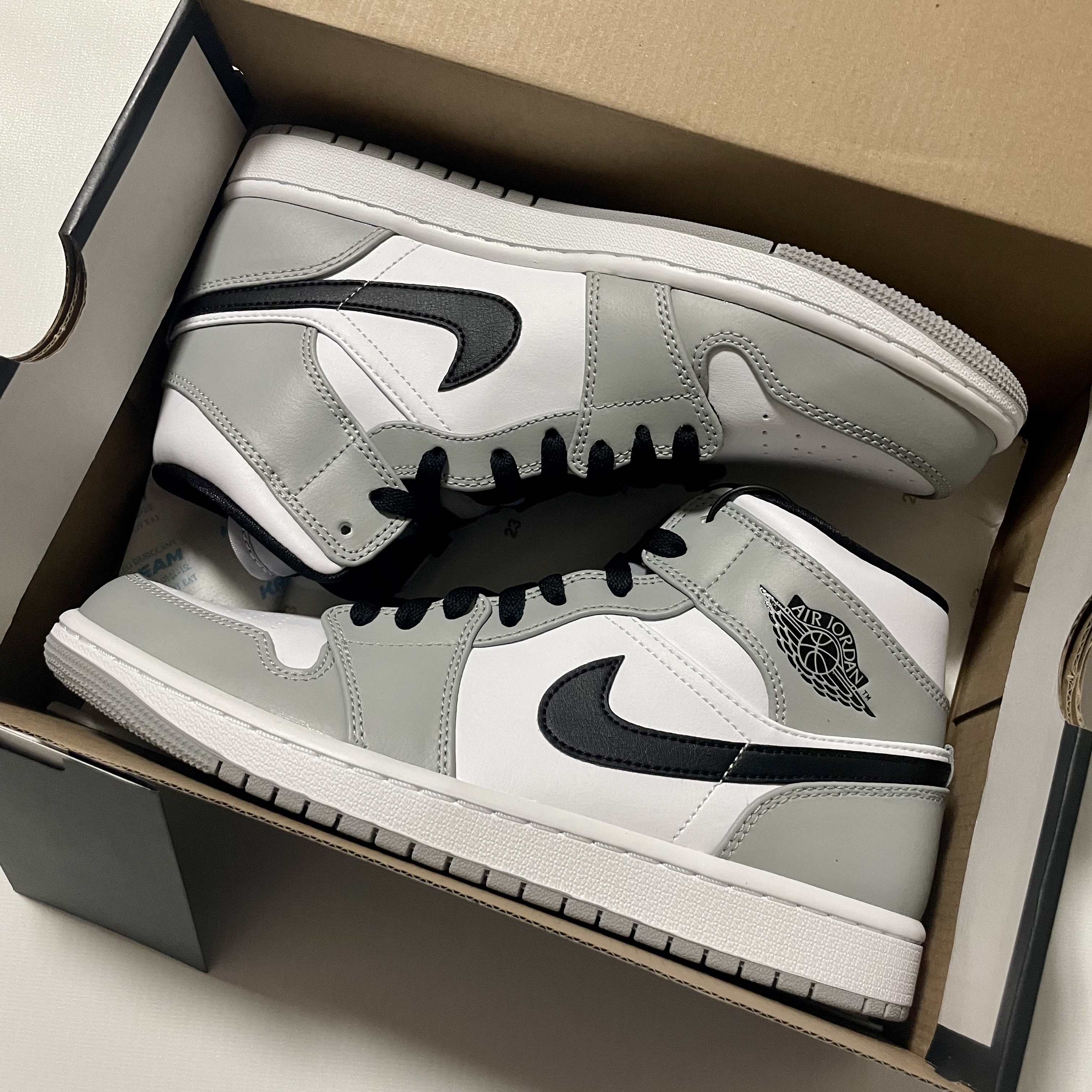 Jordan 1 Mid Light Smoke Grey, Jordan 1 Retro High OG Bleached Coral 착용 스타일 - 3