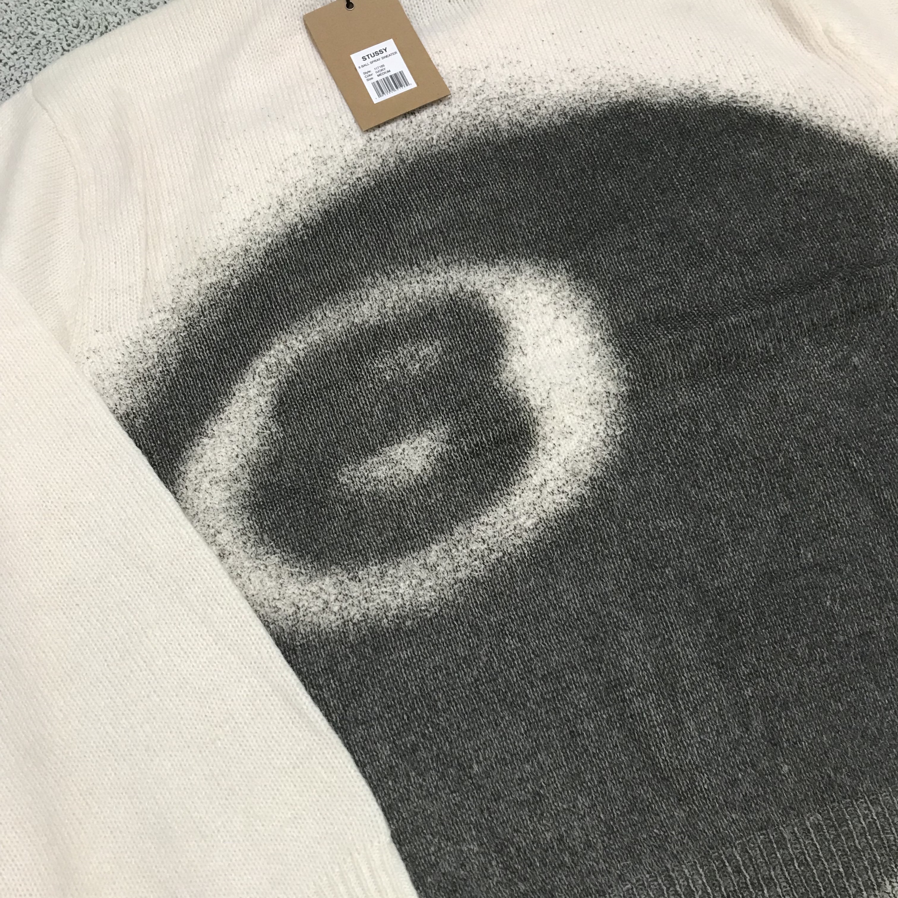 Stussy 8 Ball Spray Sweater Ivory 착용 스타일