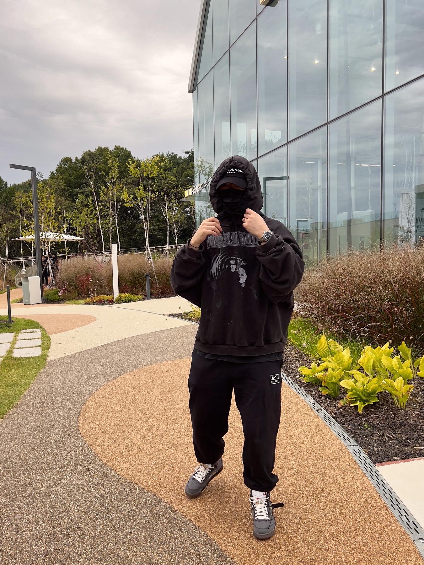 Wooyoungmi White Embroidered Logo Ball Cap Black, Nike x Stussy NRG RA Washed Fleece Pants Black (DN4030-010) 착용 스타일 - 3