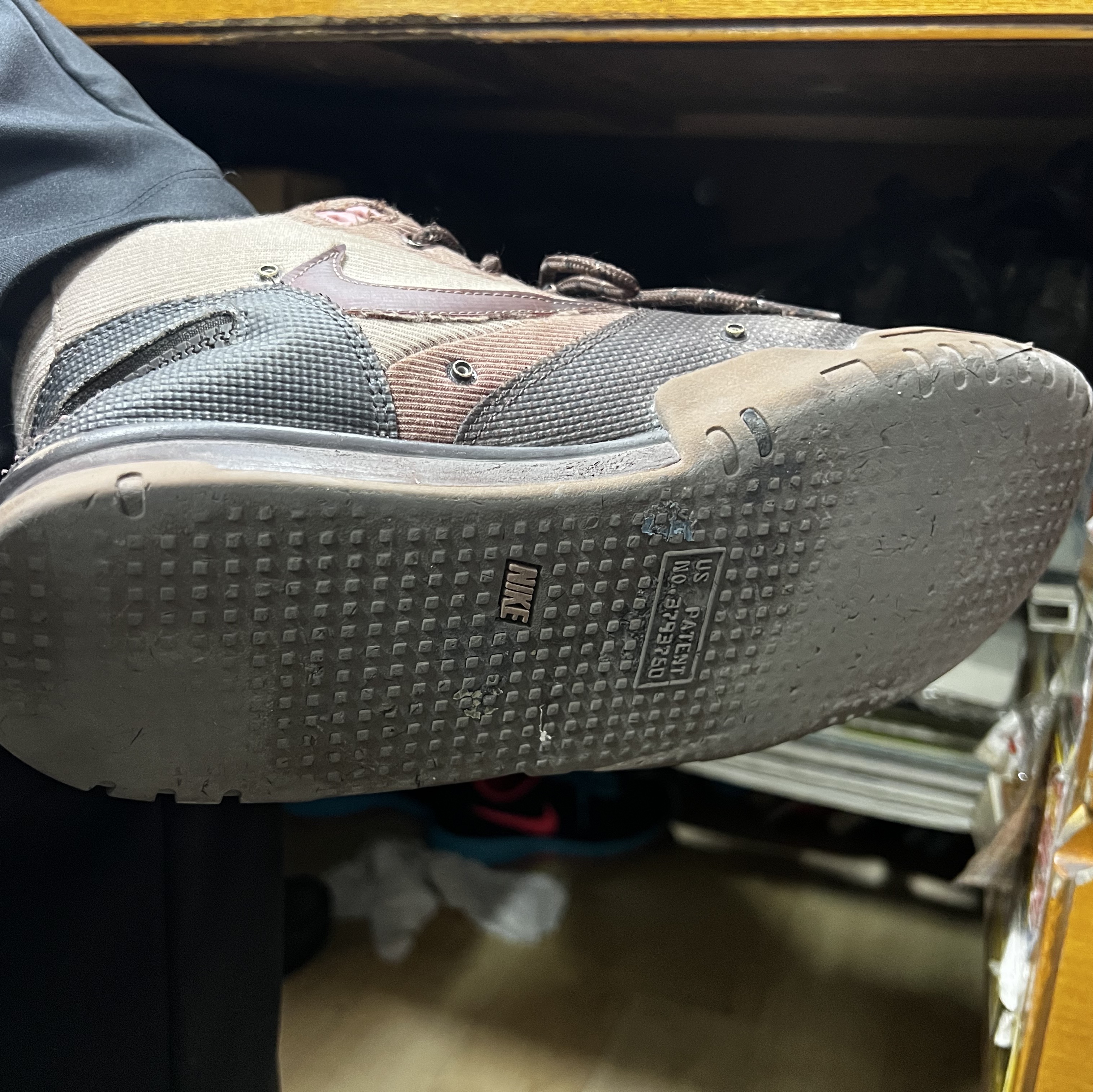 Nike x Travis Scott Air Trainer 1 Archaeo Brown and Rust Pink 착용 스타일 - 1