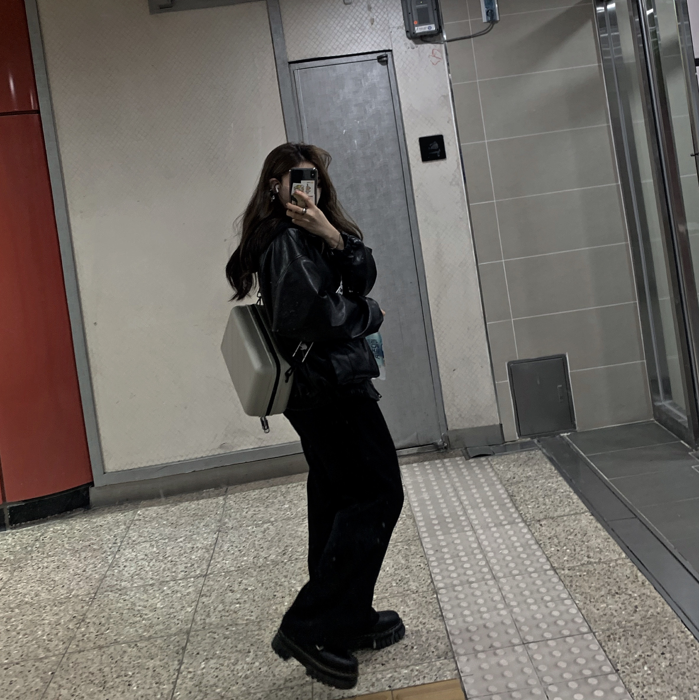 Off-White x Amore Pacific Protection Box (Without Cosmetics) 착용 스타일 - 1
