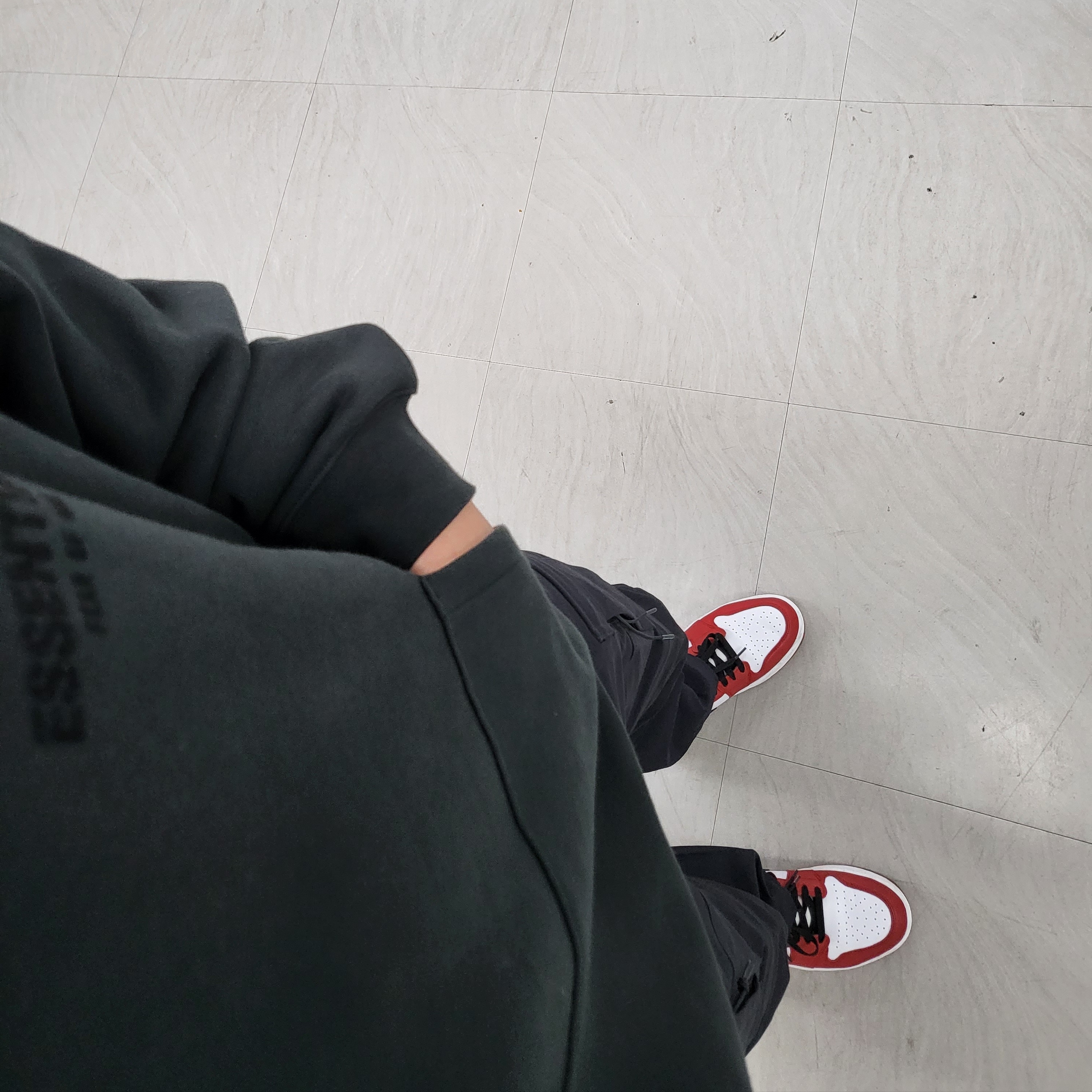 Essentials The Core Collection Hoodie Stretch Limo, Jordan 1 Low Golf Chicago 착용 스타일