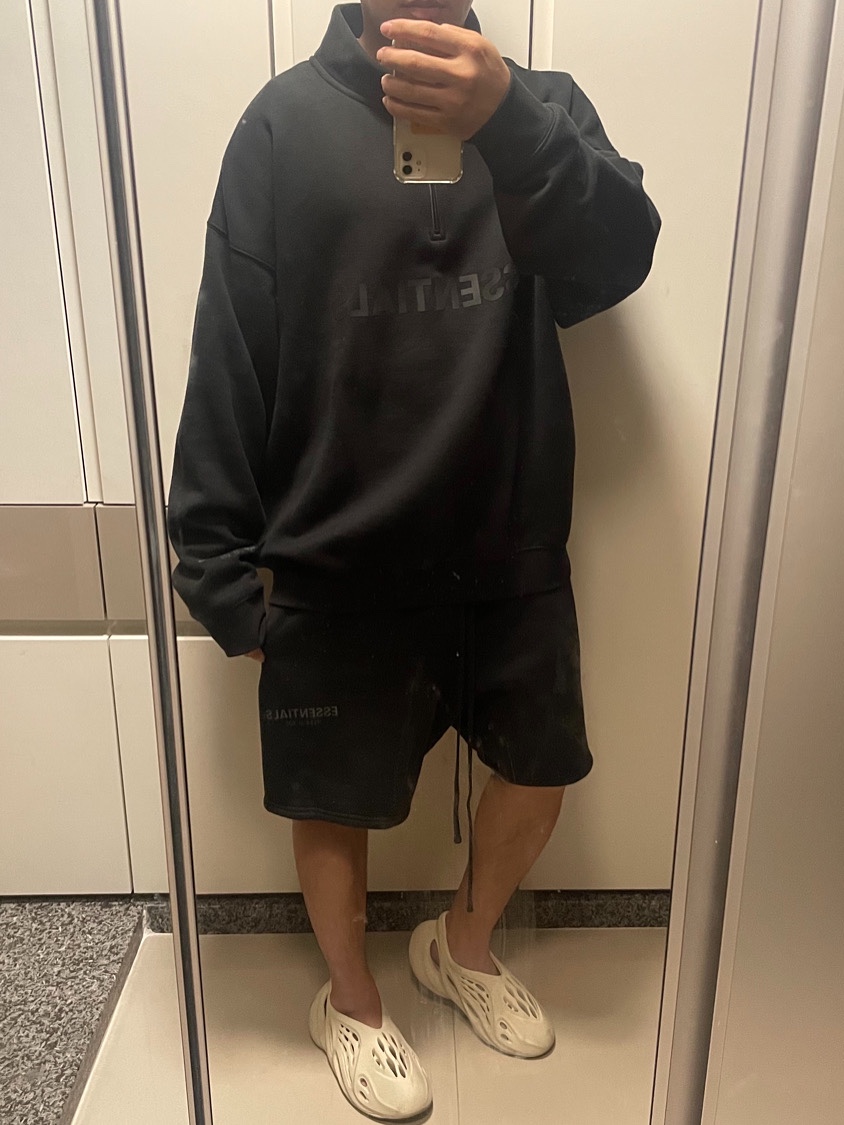 Essentials The Core Collection Sweatshorts Stretch Limo, Adidas Yeezy Foam RNNR Sand 착용 스타일