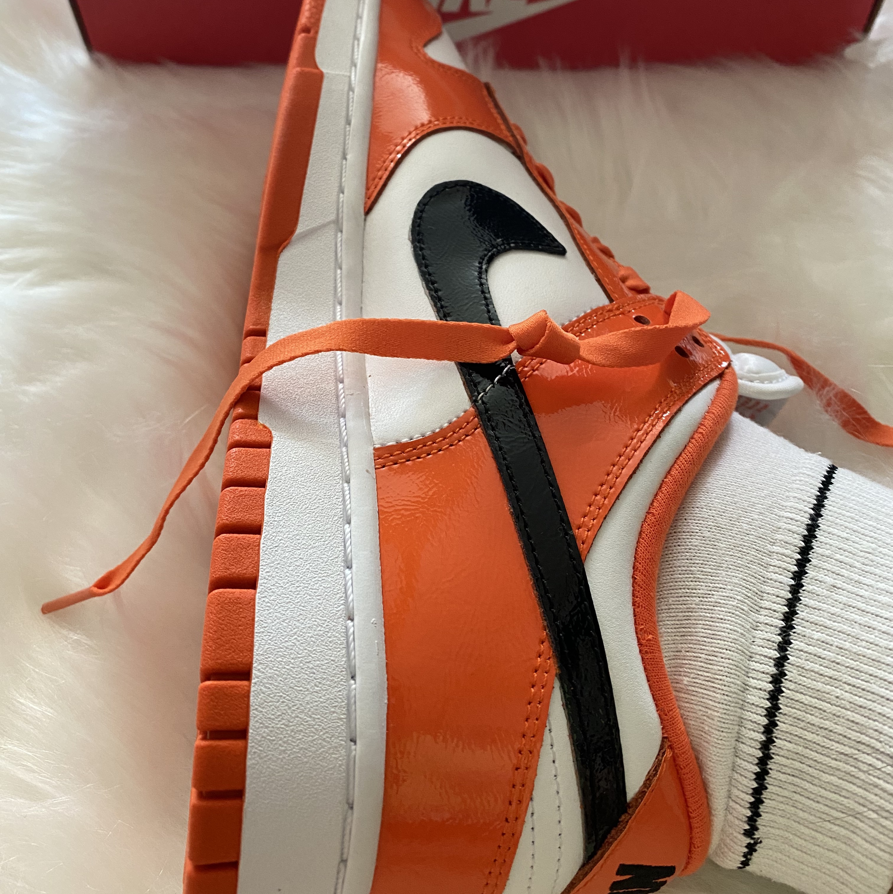(W) Nike Dunk Low Essential Brilliant Orange 착용 스타일 - 5
