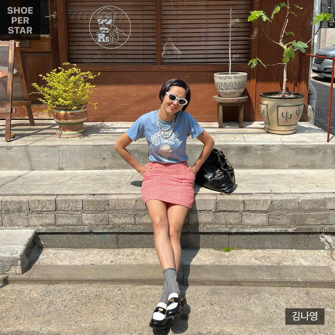 (W) Miu Miu Leather Penny Loafers Black White 착용 스타일 - 3