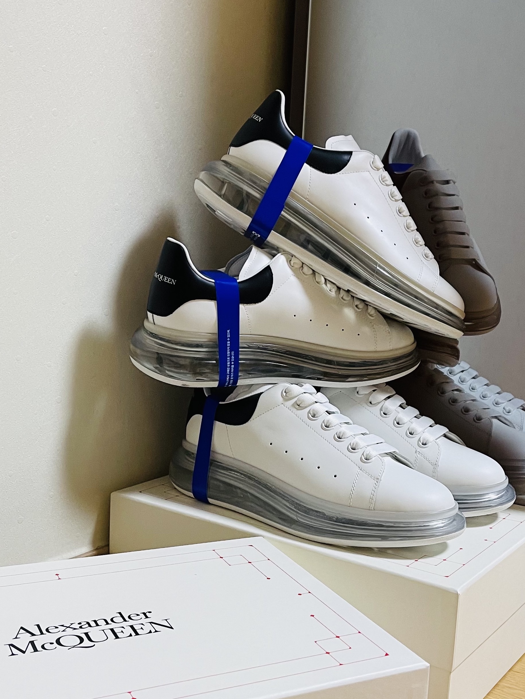 Alexander McQueen Oversized Sneakers White Black, (W) Alexander McQueen Oversized Sneakers White Black 착용 스타일