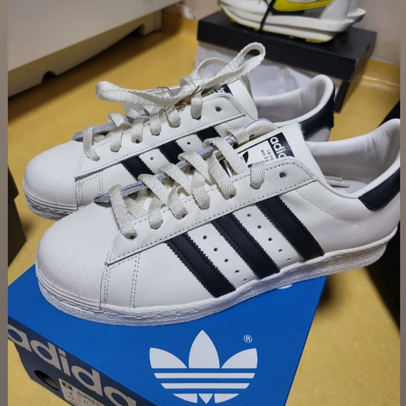 Adidas Superstar 82 Off White Core Black 착용 스타일