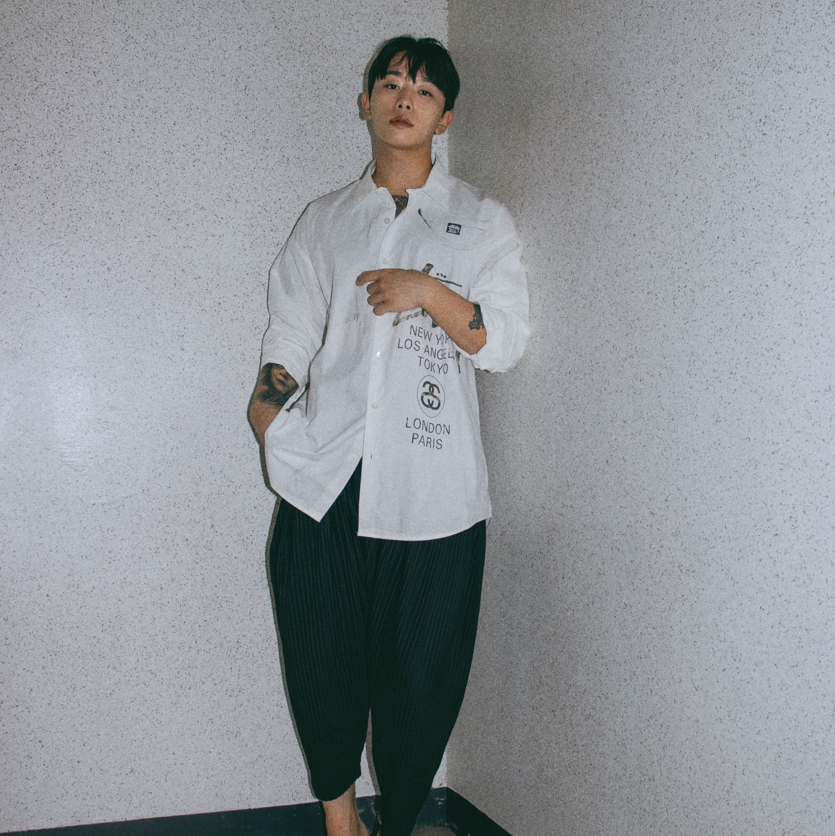 Stussy World Tour Shirt White 착용 스타일 - 1