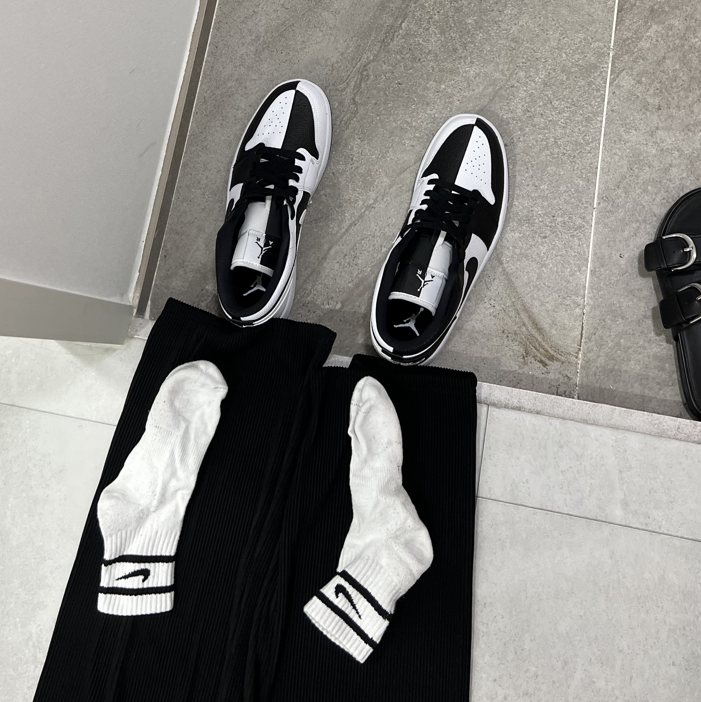 (W) Jordan 1 Low SE Black White 착용 스타일 - 1