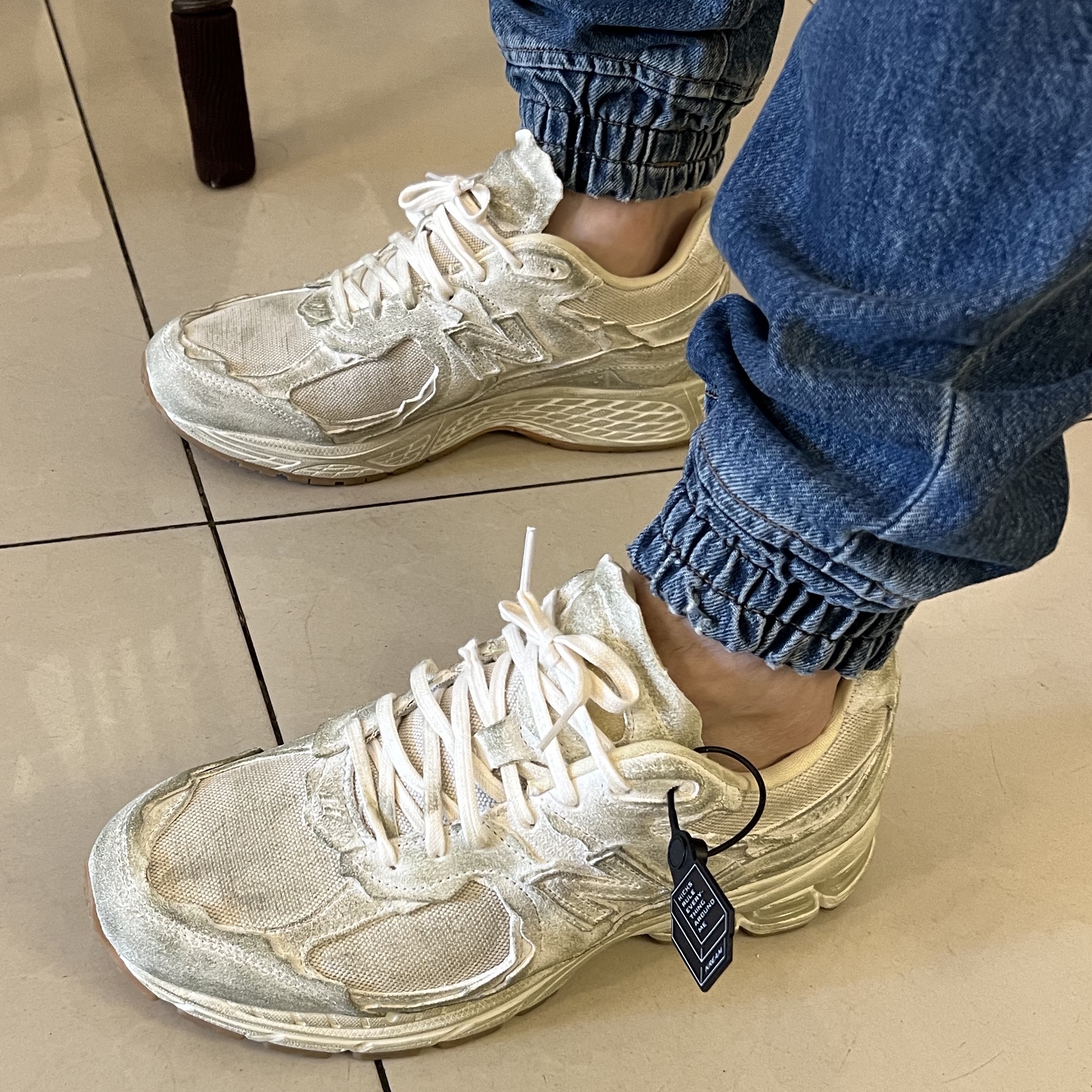 New Balance 2002R Protection Pack Distressed, Juun.J Zipper Jogger Denim Pants Black 착용 스타일