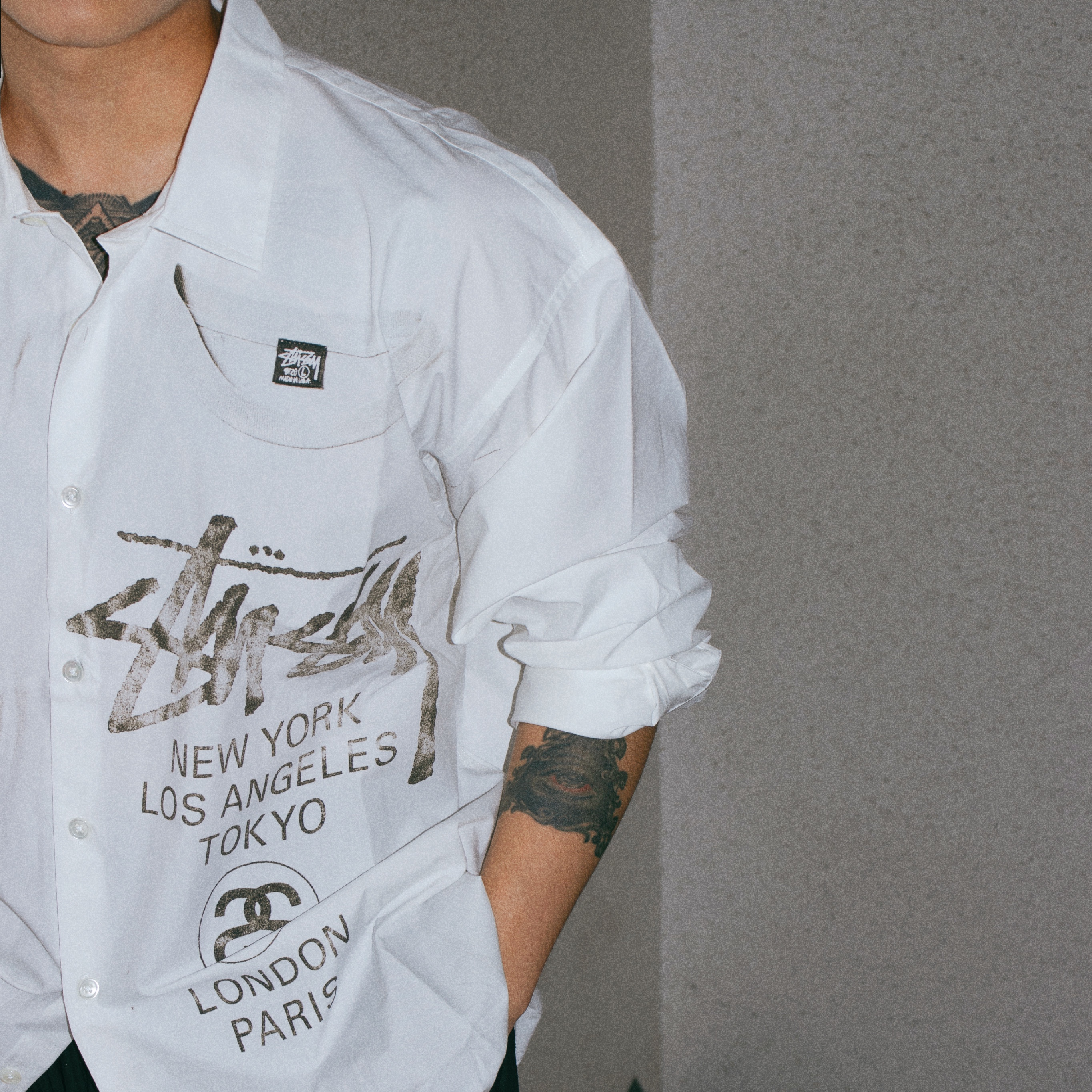 Stussy World Tour Shirt White 착용 스타일 - 2