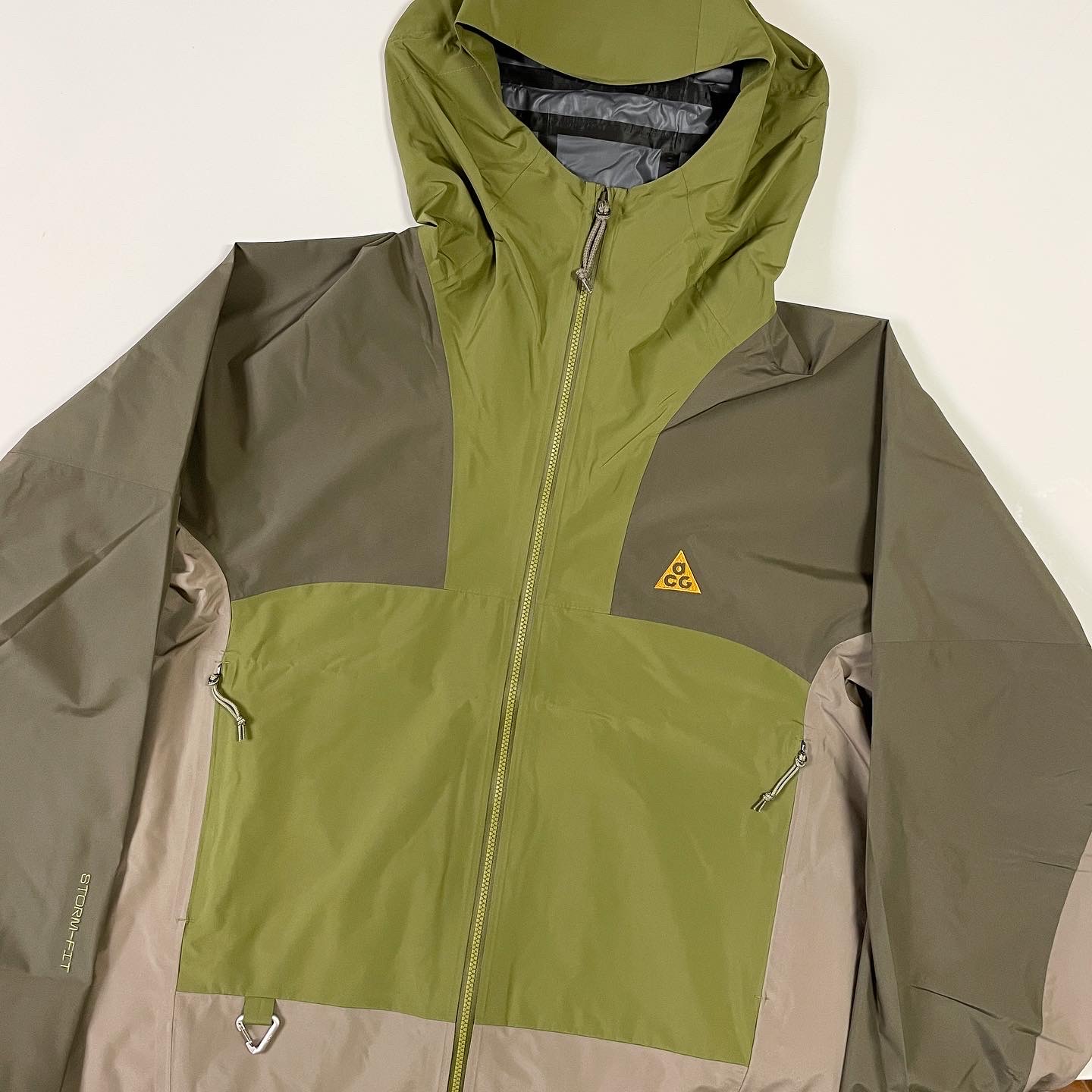 Nike ACG Storm-Fit ADV Cascade Rains Full Zip Shell Jacket Medium Olive - Asia 착용 스타일 - 1