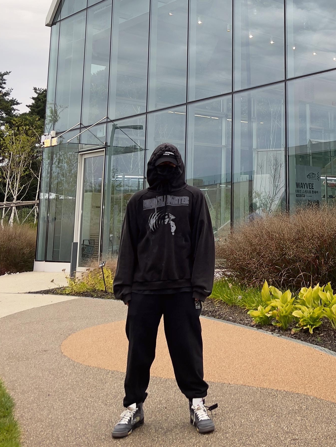 Wooyoungmi White Embroidered Logo Ball Cap Black, Nike x Stussy NRG RA Washed Fleece Pants Black (DN4030-010) 착용 스타일 - 1