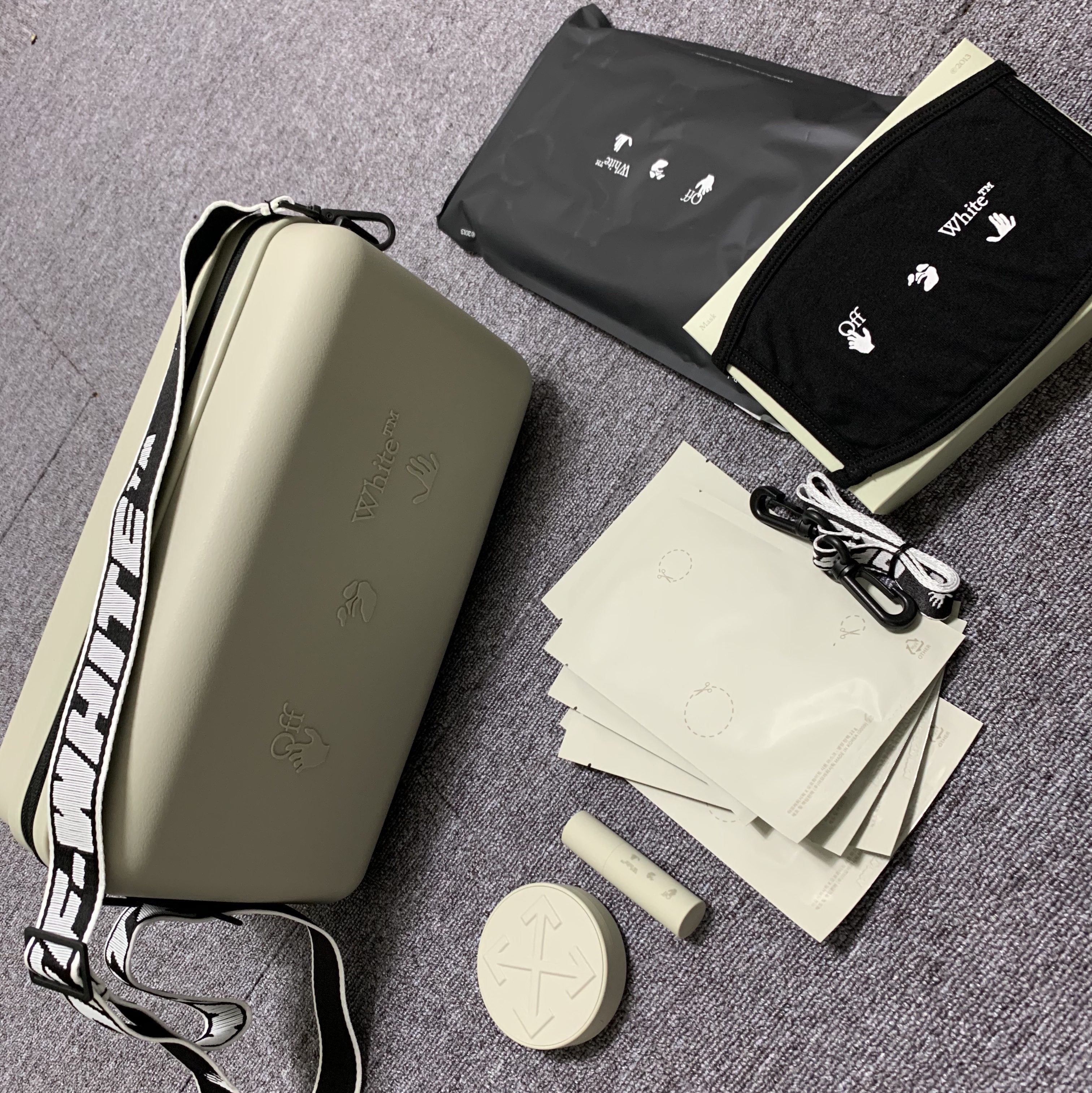 Off-White x Amore Pacific Protection Box (Without Cosmetics) 착용 스타일 - 2