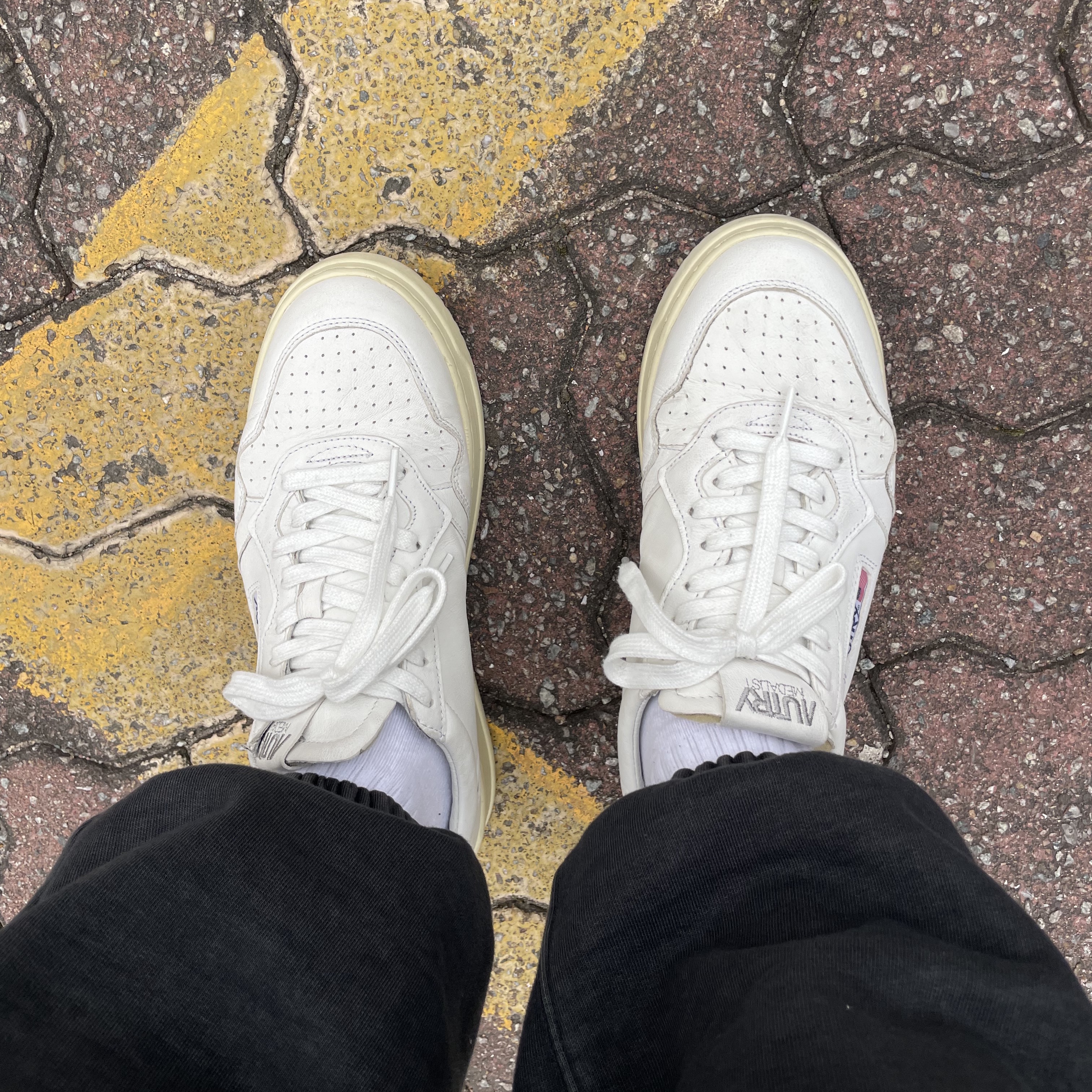 Autry Medalist Low Goatskin Sneakers White 착용 스타일