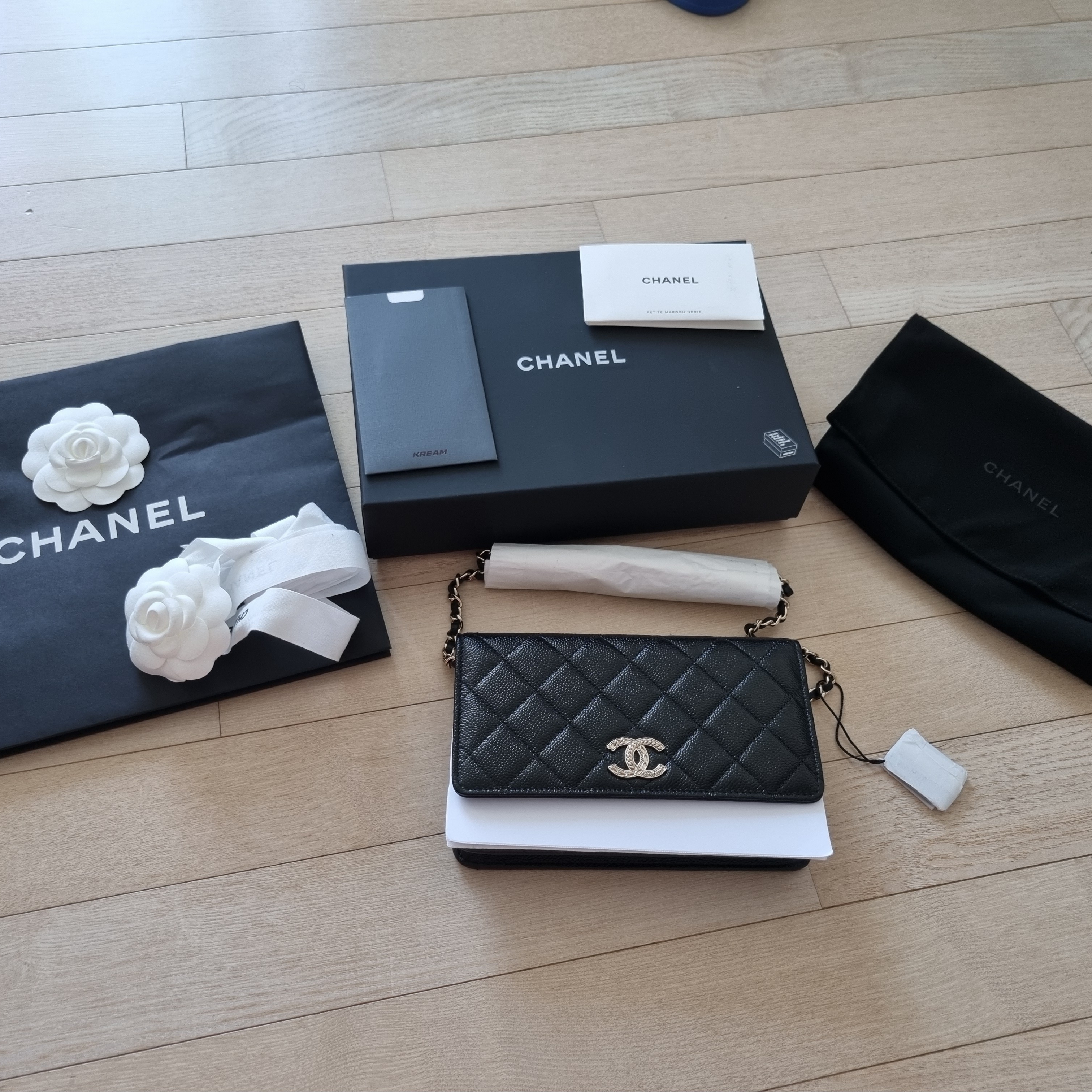 Chanel Wallet On Chain Grained Calfskin & Gold Black 착용 스타일 - 5