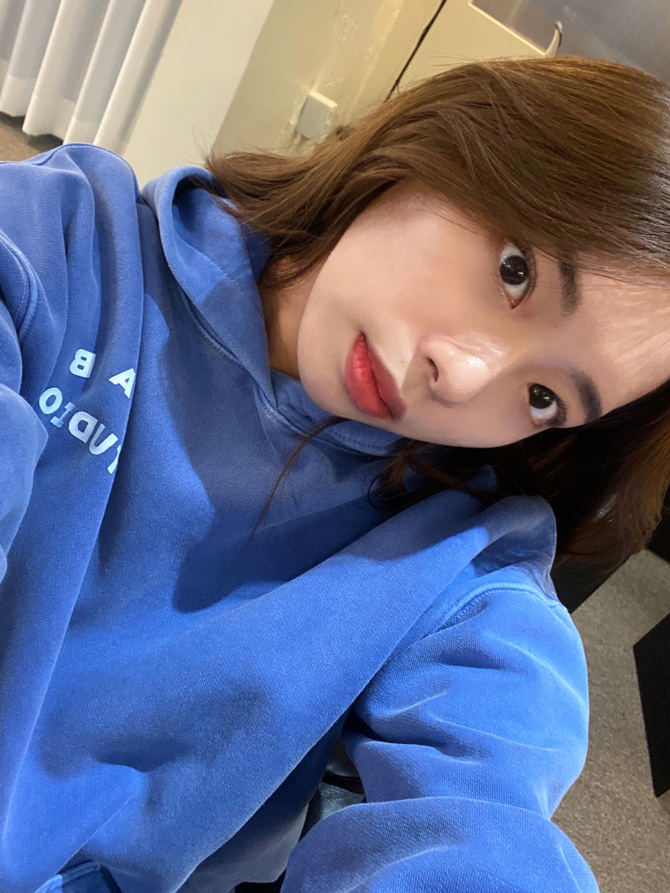 IAB Studio Pigment Hoodie Royal Blue - 22FW 착용 스타일 - 1