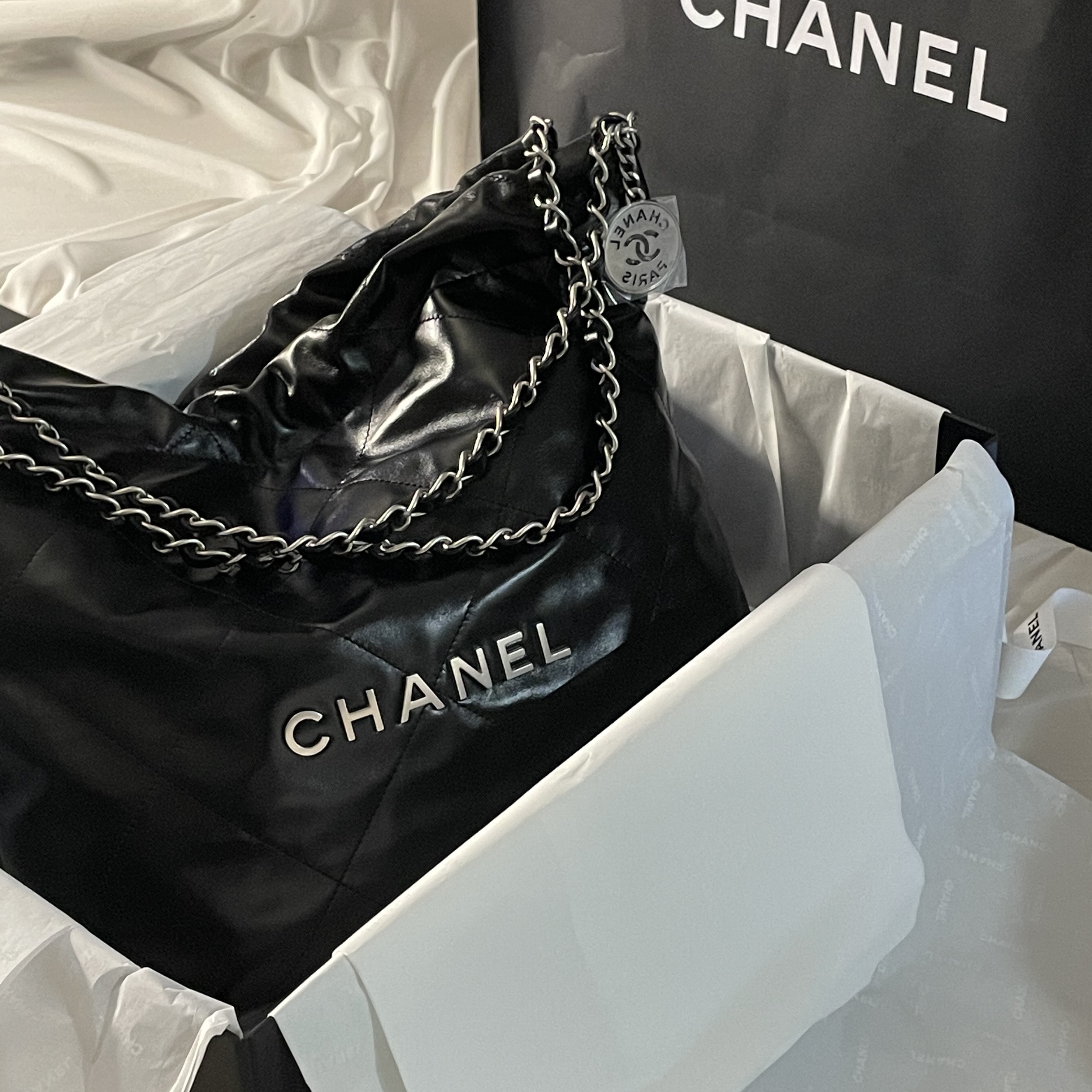Chanel 22 Small Handbag Shiny Calfskin & Silver Black 착용 스타일 - 1