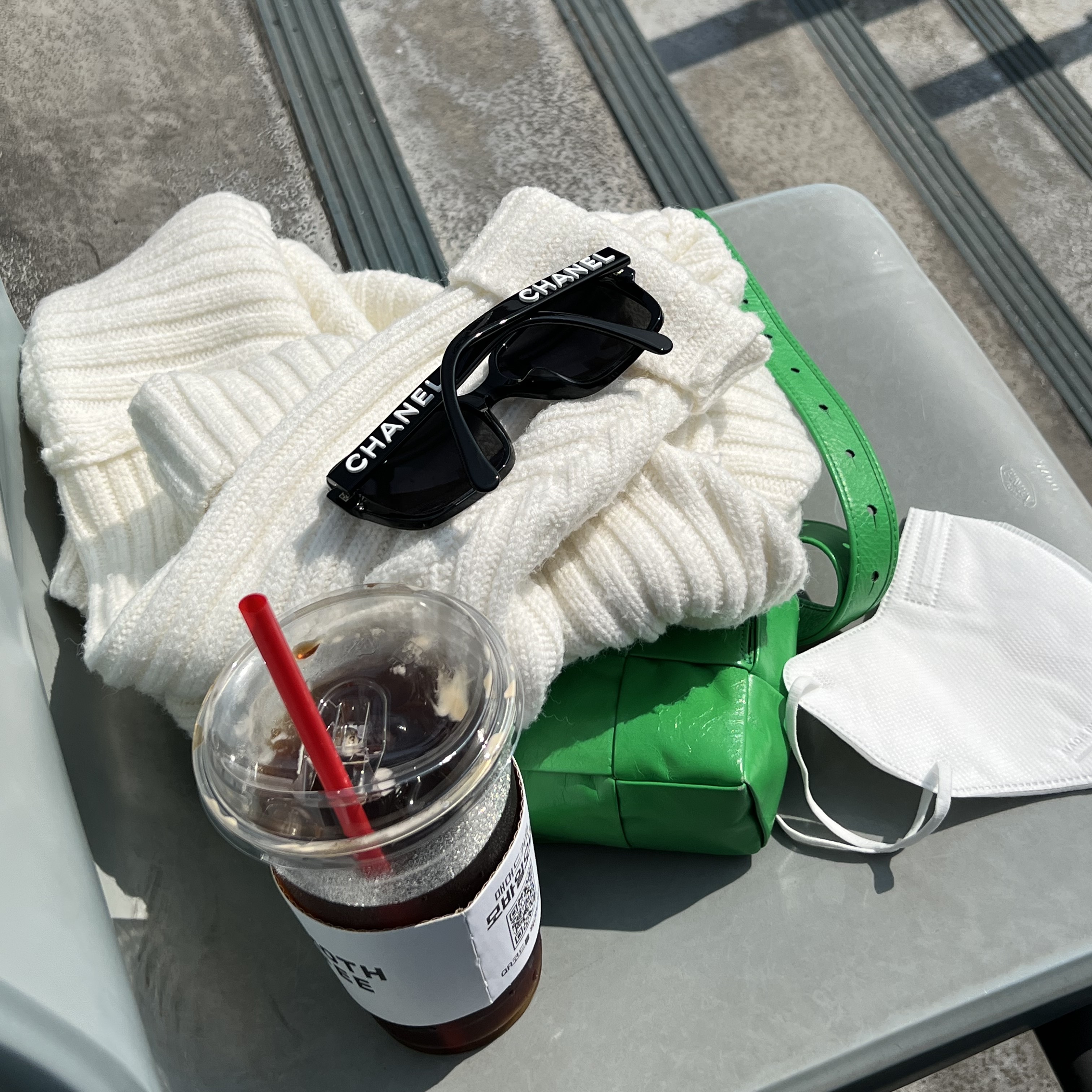 (W) Jordan 1 Retro High OG Lucky Green, Bottega Veneta Mini Leather Cassette Parakeet 착용 스타일 - 4