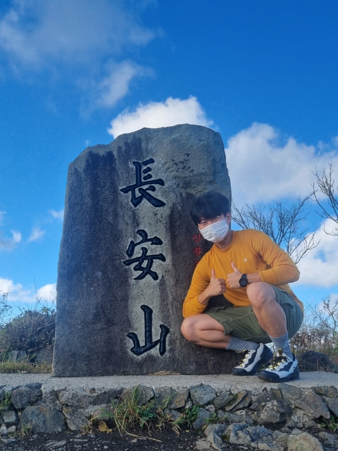 Nike ACG Storm-Fit ADV Chain of Craters Jacket Light Stone - Asia, Nike ACG Dri-Fit ADV Goat Rocks Long Sleeve T-Shirt Dark Smoke Grey - Asia 착용 스타일 - 2